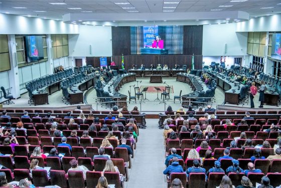 Visão panorâmica que mostra praticamente todo o auditório onde o evento está sendo realizado.