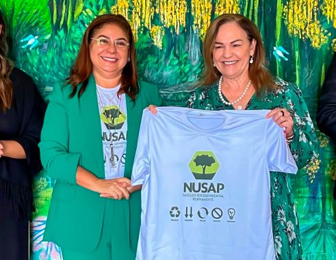 A desembargadora Waldirene Cordeiro e a desembargadora-presidente Regina Ferrari posaram para foto com a blusa do NUSAP