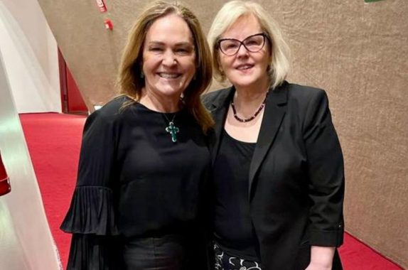 A desembargadora-presidente do TJAC, Regina Ferrari e a ministra do STF, Rosa Weber, posam sorrindo para foto.