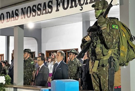 O vice-presidente do TJAC, o desembargador Luis Camolez, no dispositivo de honra da cerimônia entre os militares.