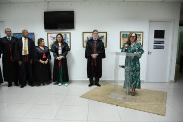 Desembargadora-presidente, Regina Ferrari, discursa para os presentes. Mais atrás estão os seus pares desembargadores.