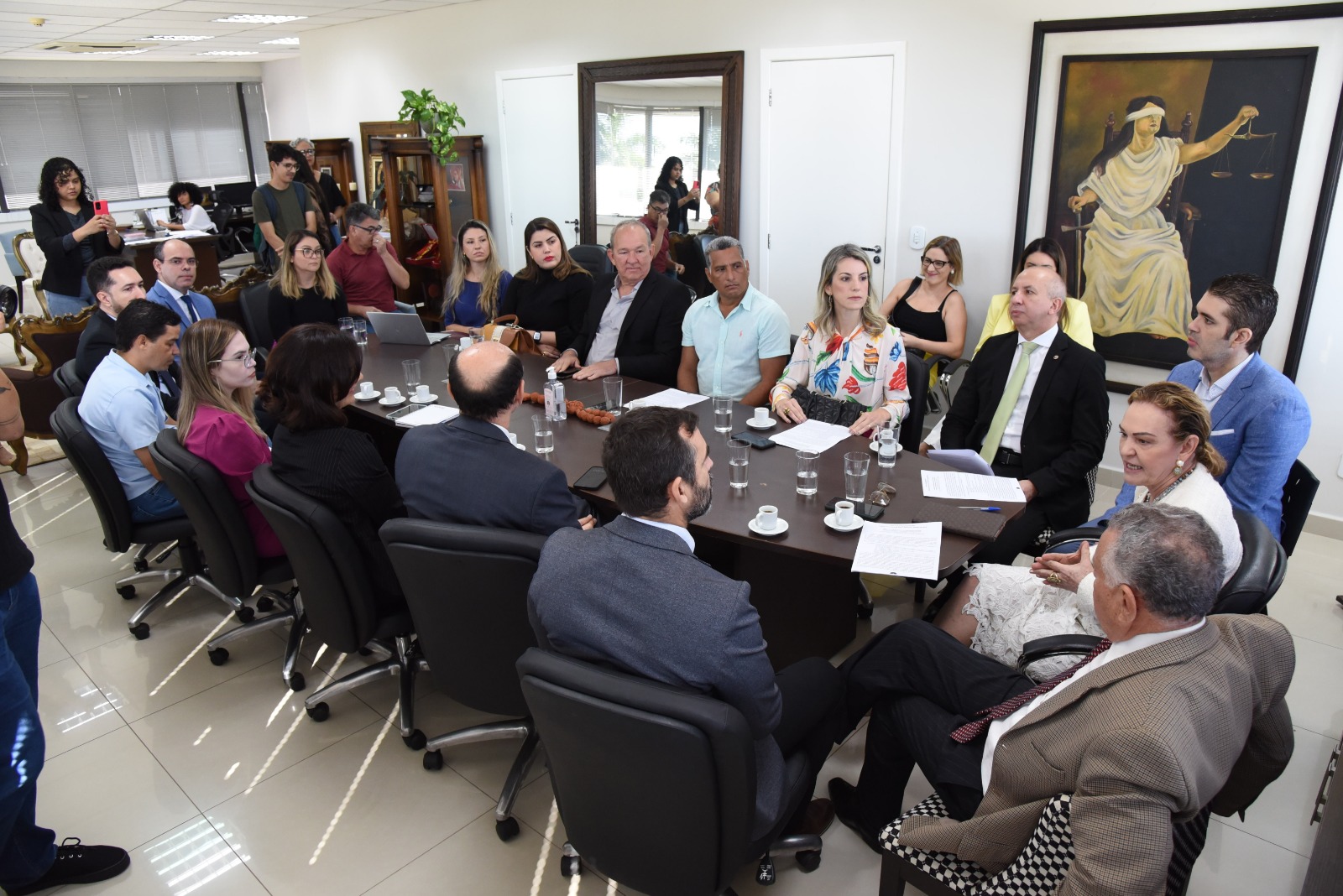 Foto panorâmica da mesa de reuniões com todos os presentes