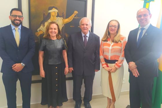 A presidente do Tribunal de Justiça do Acre (TJAC), desembargadora Regina Ferrari, posa para foto ao lado do desembargador Osmar J. Barneze e do juiz-auxiliar da Presidência, Augusto Carigé.