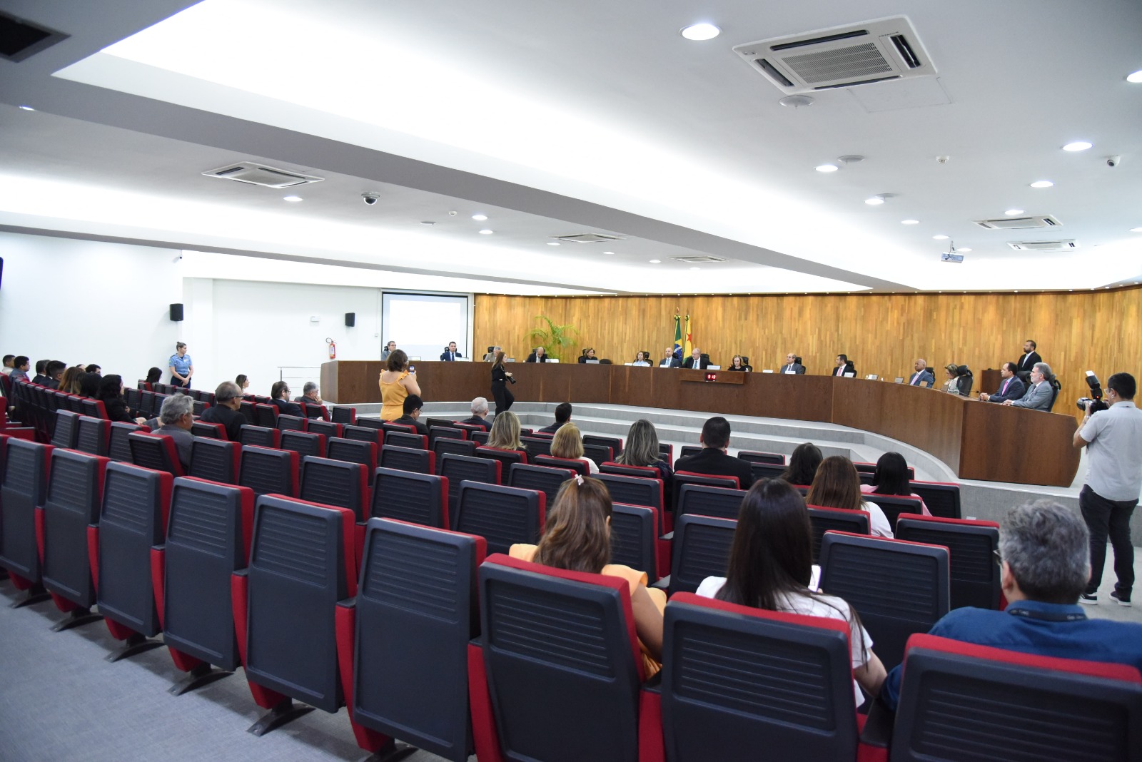 Agora a foto traz uma imagem panorâmica do auditório do pleno