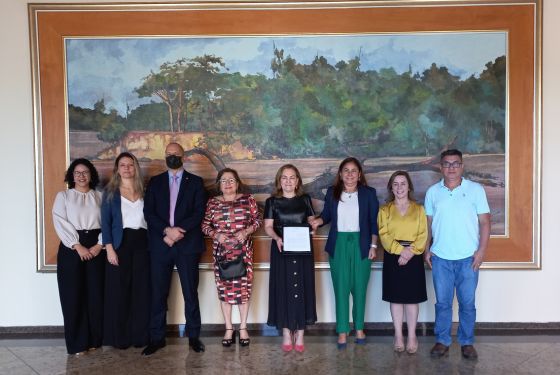 A presidente do TJAC, Regina Ferrari, posa para foto ao lado das desembargadoras Waldirene Cordeiro e Denise Bonfim, Danilo Lovisaro, Simone Santiago, Mário César e Sarah Farhat, dentre outos.