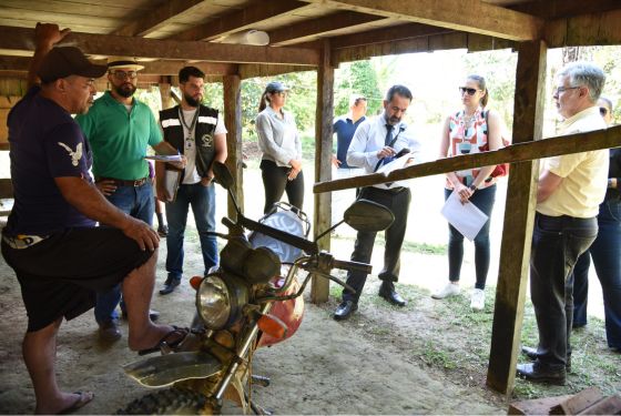 Os representantes das instituições conversando com os moradores