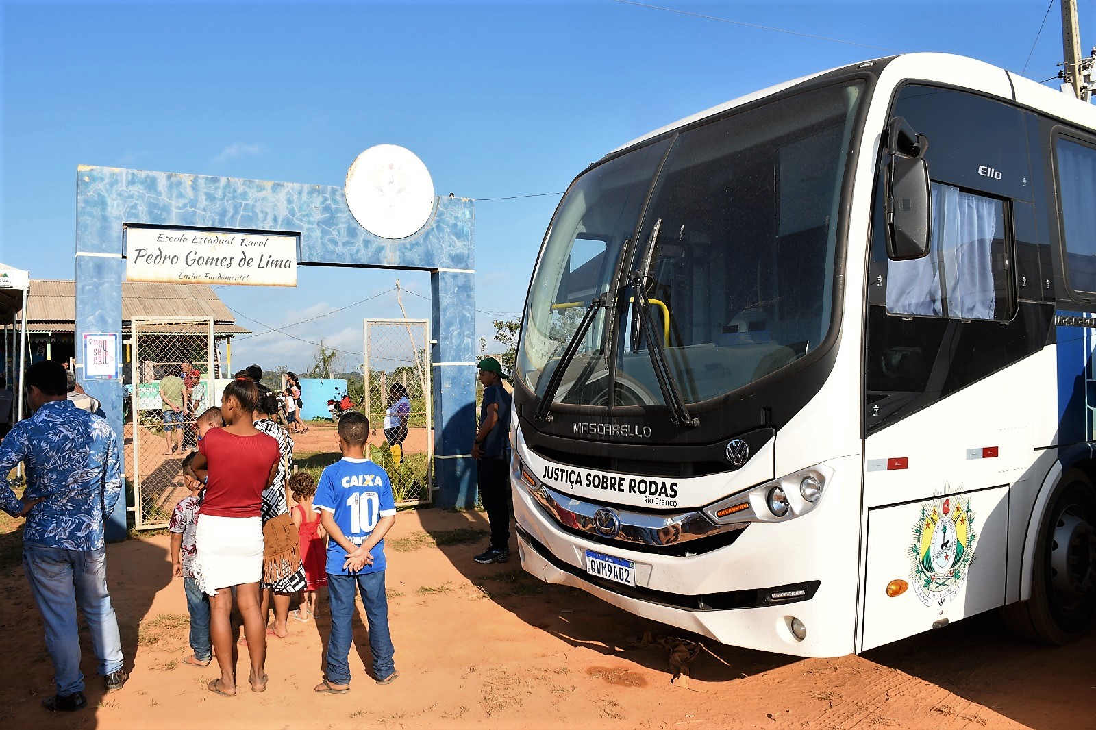 Foto do ônibus da Justiça Sobre Rodas em frente a Escola Estadual Pedro Gomes de Lima