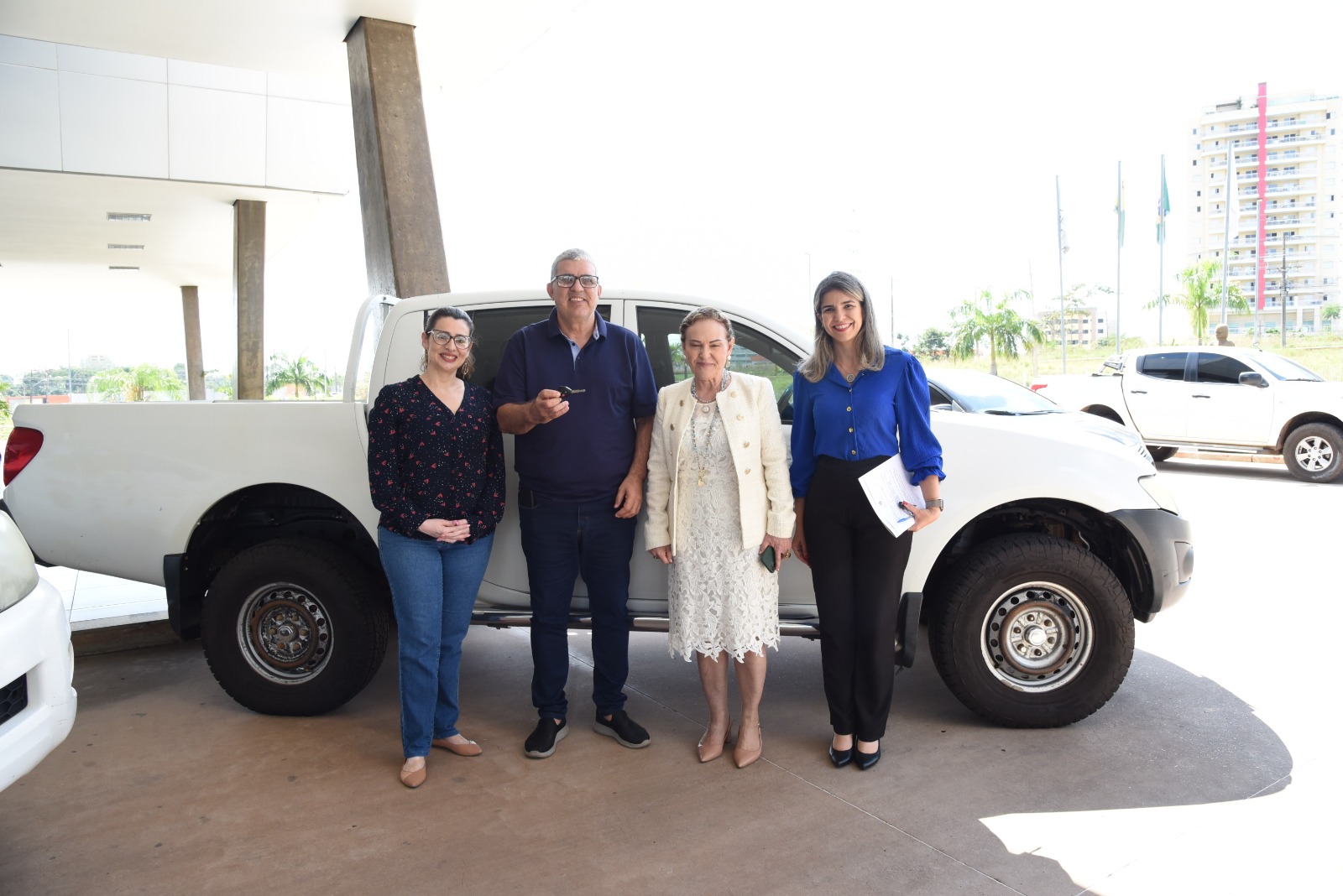 Agora posam para foto em frente ao veículo entregue, uma camionete L200