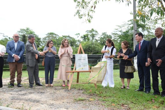 Foto da equipe do TJAC descerrando a placa de inauguração da usina fotovoltaica em Cruzeiro do Sul