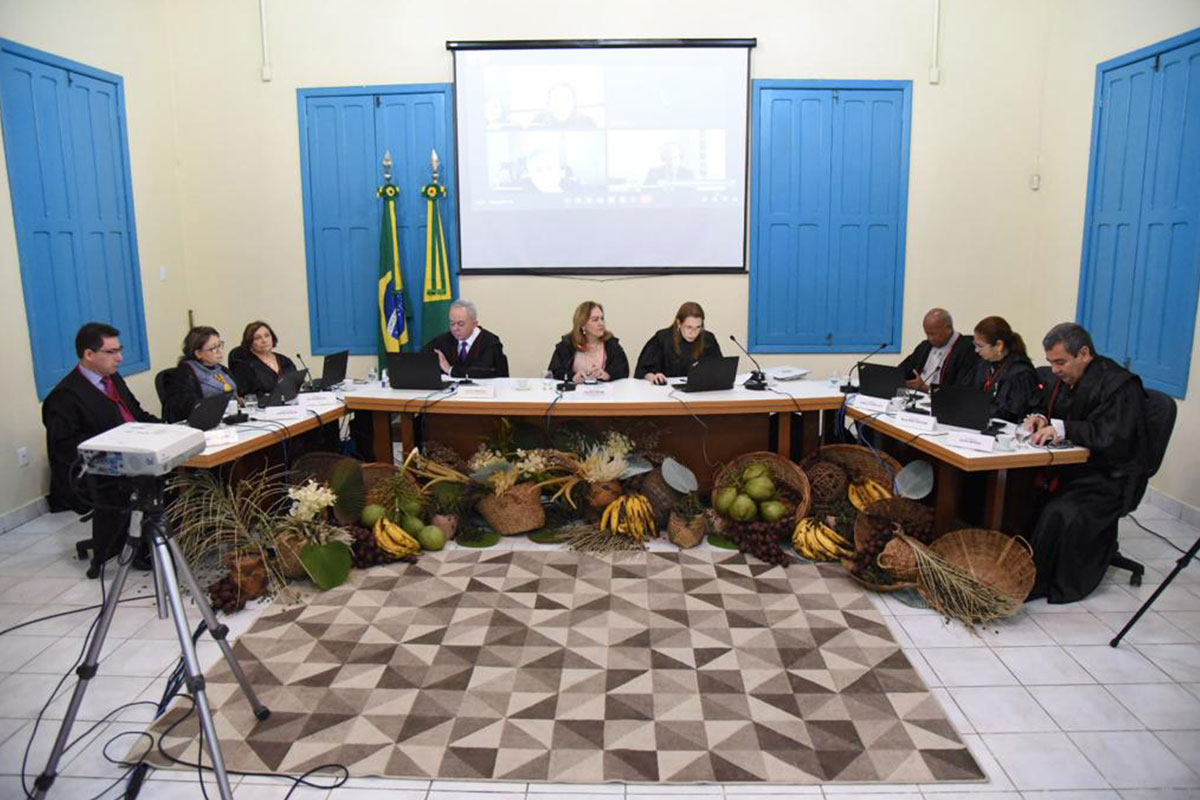 Foto dos desembargadores na sessão extraordinária do Tribunal Pleno em Cruzeiro do Sul