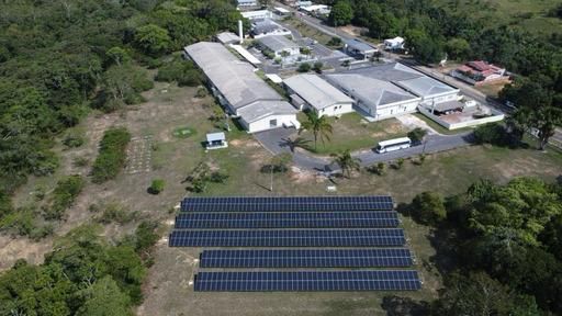 Foto da Cidade da Justiça de Cruzeiro do Sul e placas solares instaladas