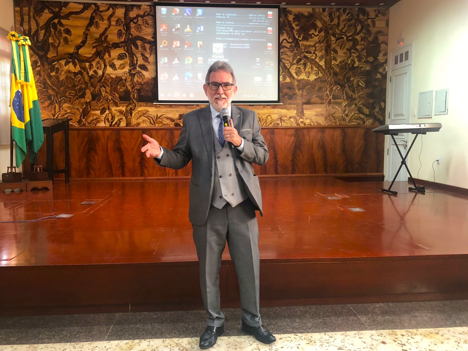 Foto do vice-presidente do TJAC, desembargador Luís Camolez falando ao microfone