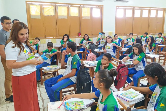 Na foto coordenadora da Infância e Juventude do Tribunal de Justiça do Acre, desembargadora Waldirene Cordeiro de vestimenta cores laranja e branca, em mais uma edição do Projeto “Cidadania e Justiça na Escola” explicando sobre o funcionamento do Poder Judiciário, do Ministério Público, da Defensoria Pública e dos demais serviços jurisdicionais