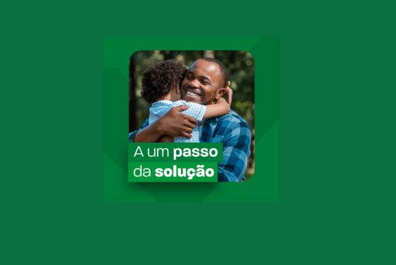 Imagem verde com um pai moreno abraçando um filho. Tem escrito A um passo da solução