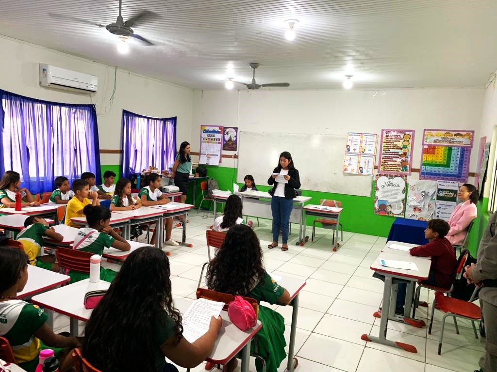 Na foto alunas e alunos da Escola Municipal Pedro de Melo Correia no município de Rodrigues Alves participam do júri simulado, dando início a 9ª edição do Projeto Cidadania e Justiça na Escola.