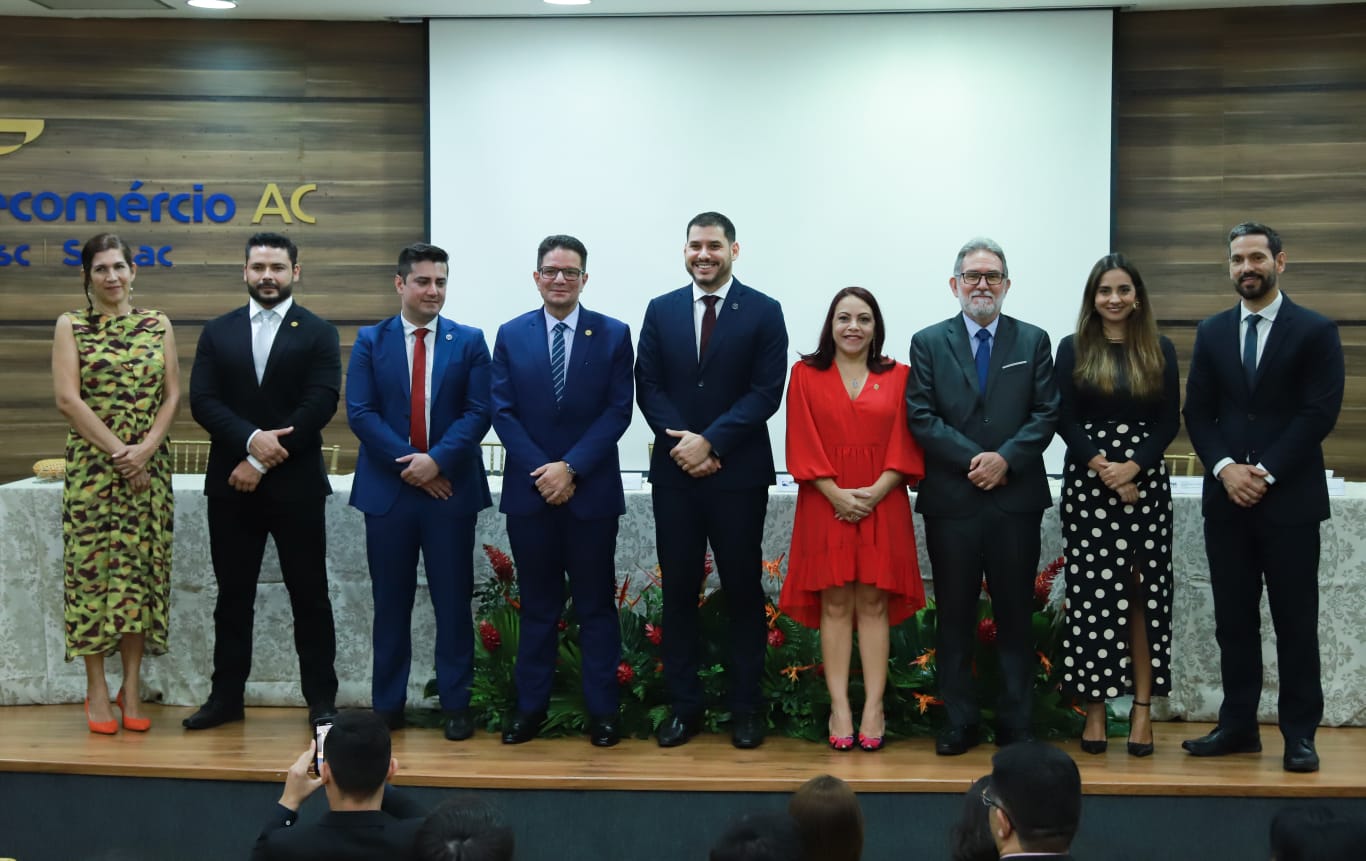 Na imagem vice-presidente do Tribunal de Justiça do Acre, desembargador Luís Camolez e autoridades dos poderes legislativo e executivo participam de posse da diretoria da Associação dos Procuradores do Estado do Acre