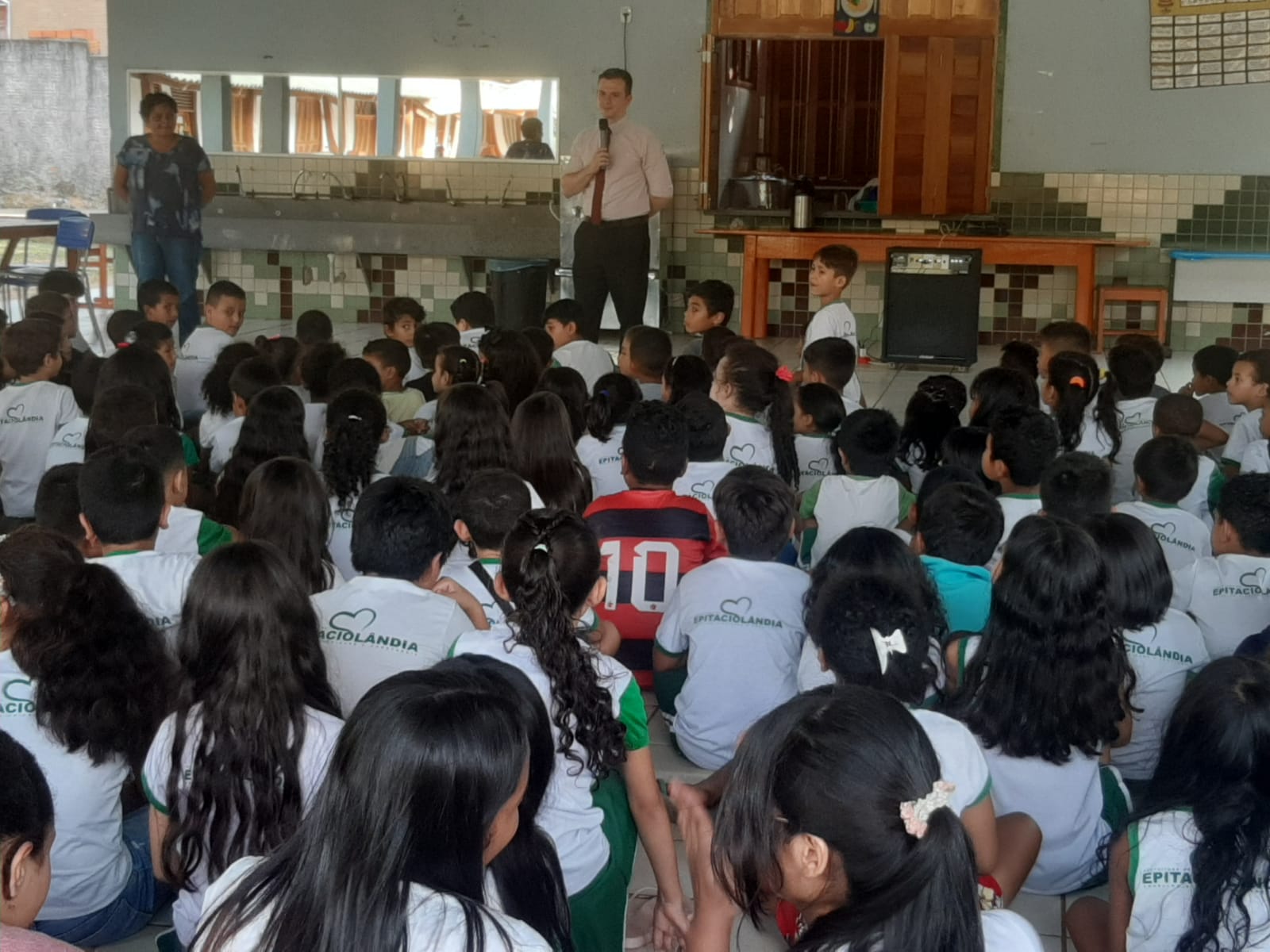 juiz de Direito substituto Jorge Lima de vestimenta cores branca e preta e gravata de cor vermelha palestra para crianças da Escola Municipal Bela Florianópolis, no município de Epitaciolândia