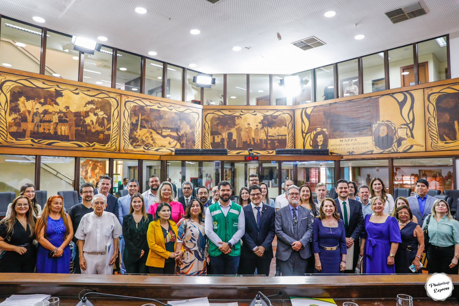 na foto representantes do tribunal de justiça do acre, da secretaria estadual de saúde do acre, e deputados estaduais participam de sessão Solene em Comemoração ao Dia do Médico