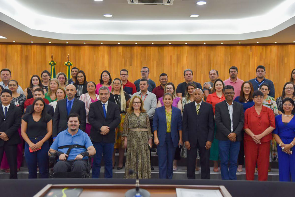 Na foto servidoras e servidores, desembargadoras e desembargadores do Poder Judiciário do Acre participam de curso “Gestão e Planejamento – Uma Visão Humanística”, em alusão a semana do servidor