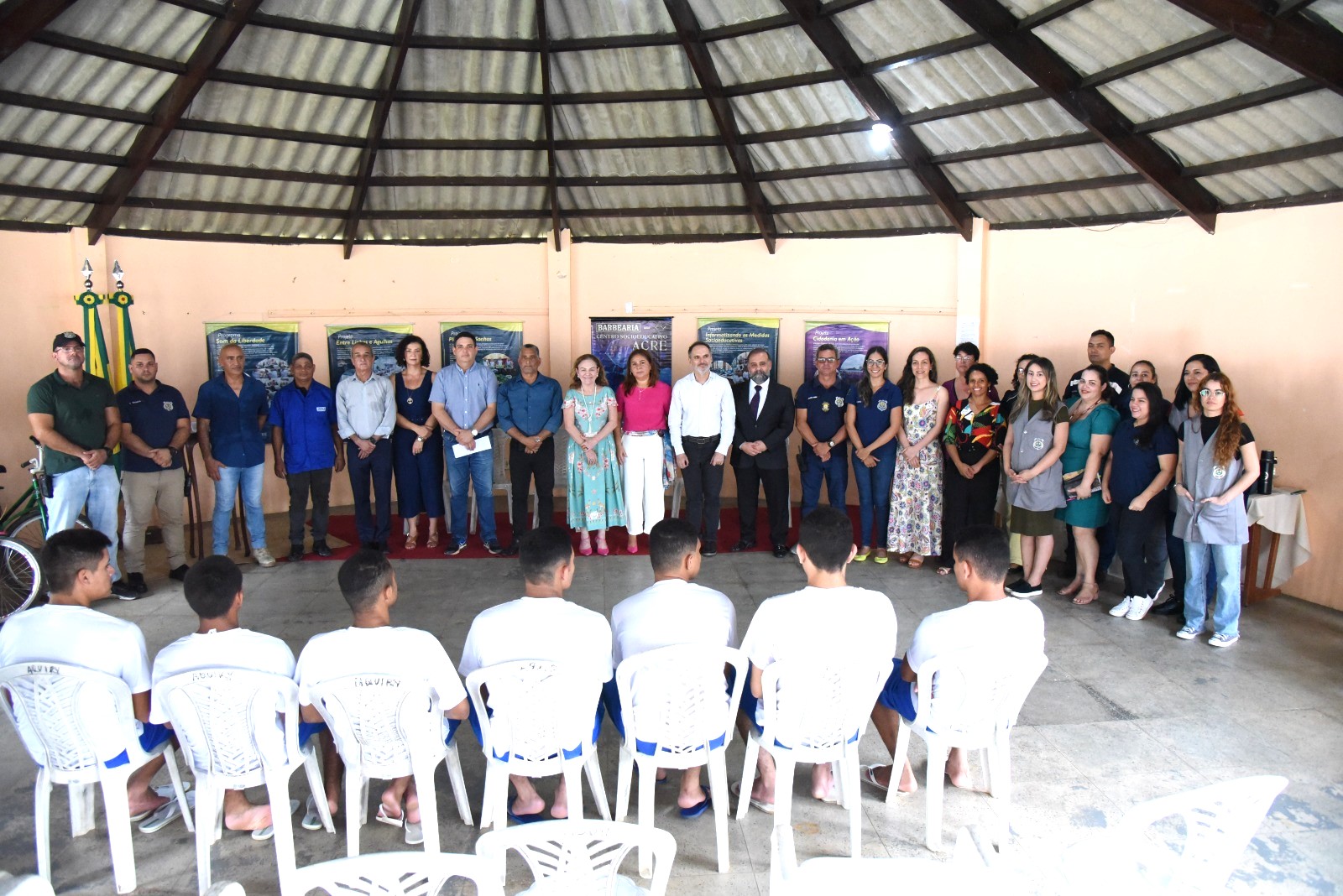 foto com autoridades e reeducandos ao fundo para o lançamento do projeto pedalando novos tempos