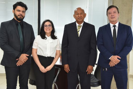 Corregedor-geral da Justiça, desembargador Samoel Evangelista, posa para foto com o corregedor-regional da Polícia Federal no Acre, Flávio Avelar; a chefe do Núcleo de Correições, Alyne Farias, e o chefe do Núcleo Disciplinar, Tony Rodrigo.