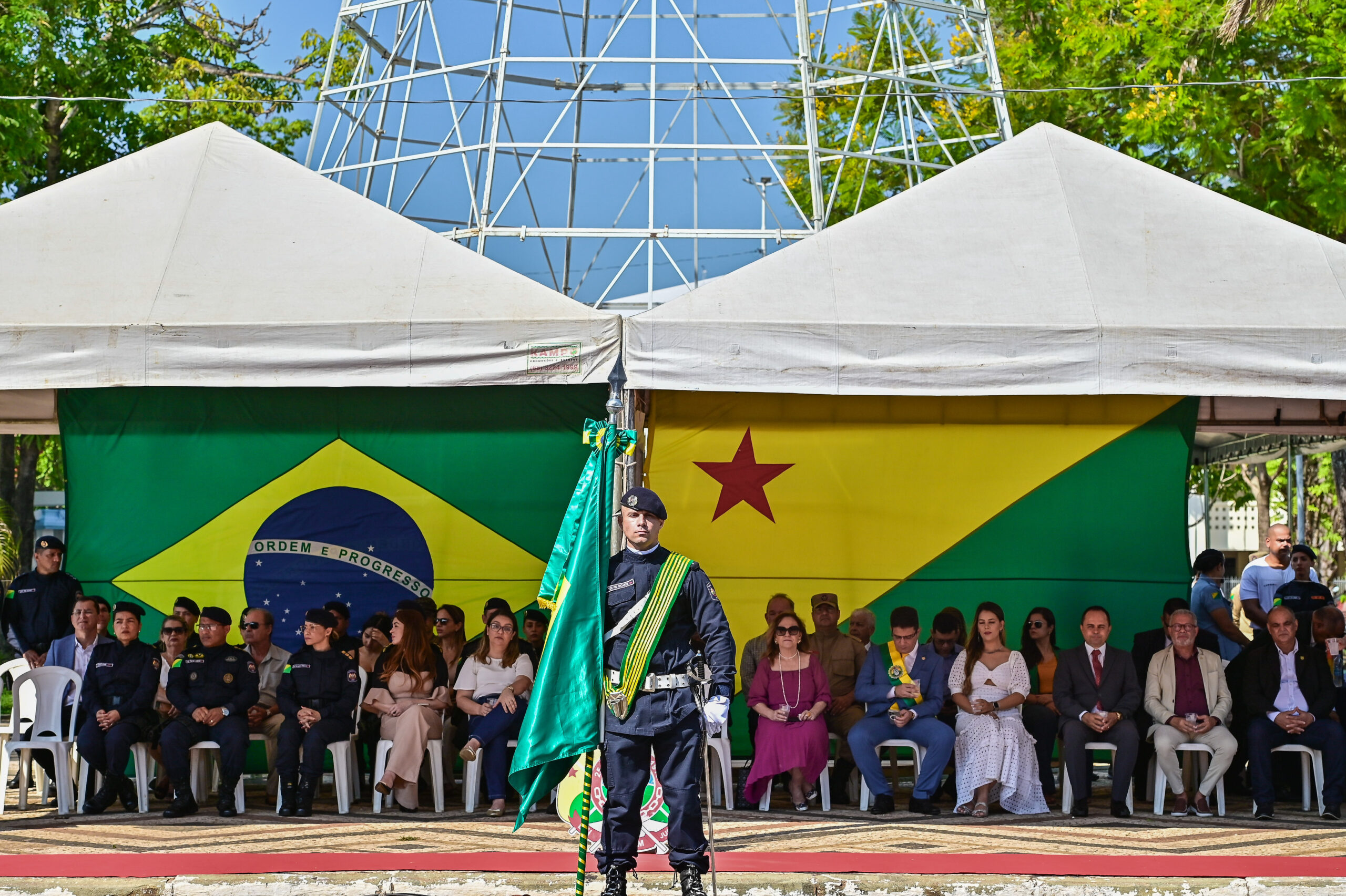 militar do acre faz honrarias a bandeira nacional durante solenidade em alusão ao dia da Bandeira Nacional