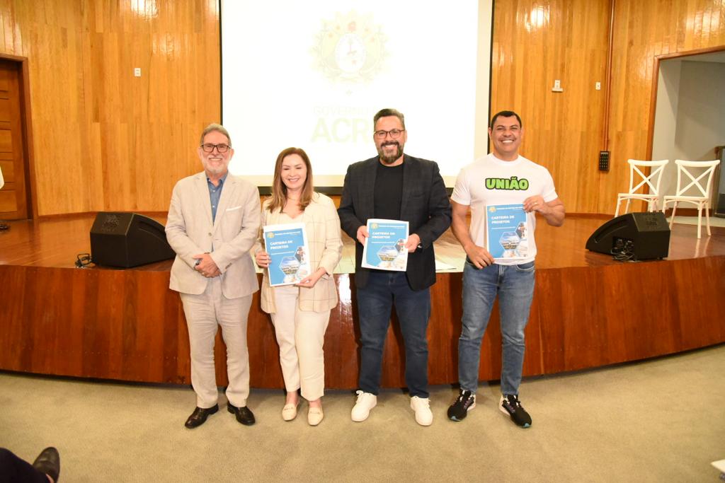 Na foto da esquerda para direita vice-presidente, desembargador Luís Camolez, a vice-coordenadora da bancada federal, deputada Federal Socorro Neri, o senador Alan Rick e o deputado Federal Ulysses Araújo com