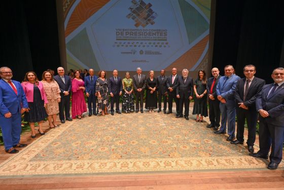 Foto de todos os presidentes de tribunais brasileiros no palco do Teatro Amazonas