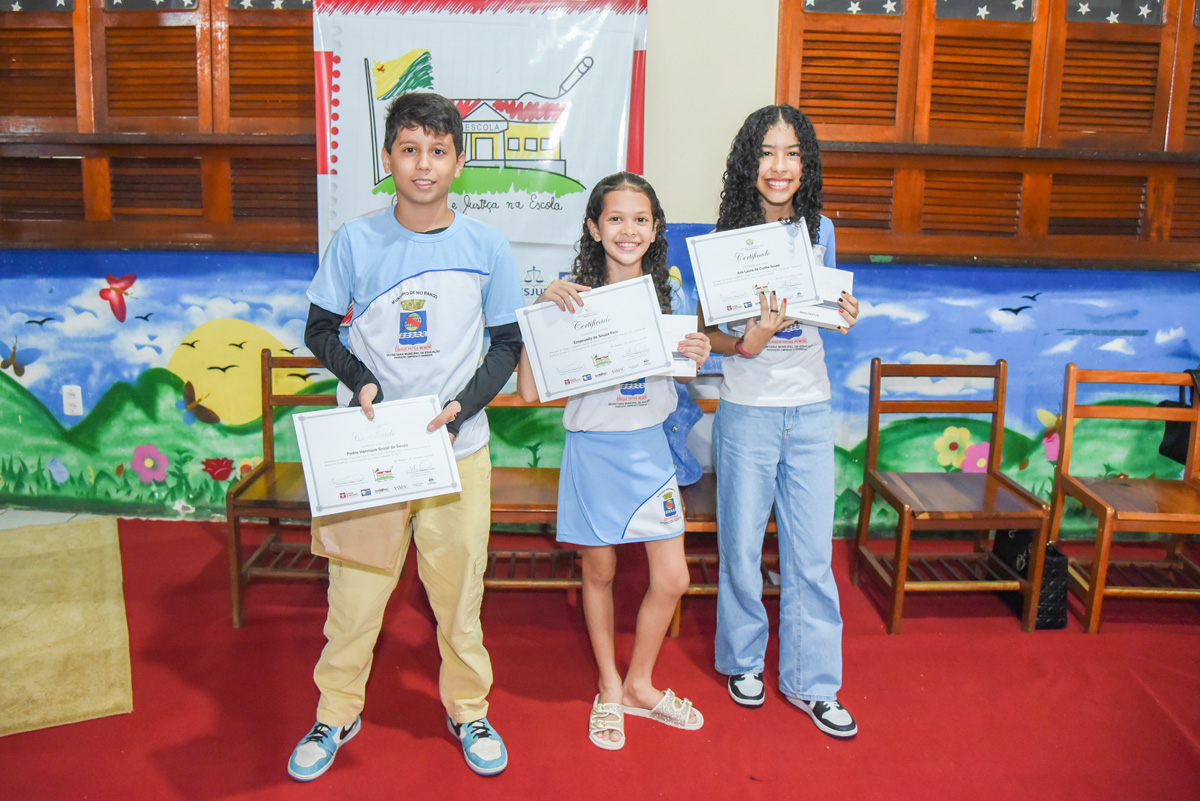 Na imagem, as ganhadoras e ganhador do concurso de melhor redação do projeto cidadania e justiça na escola