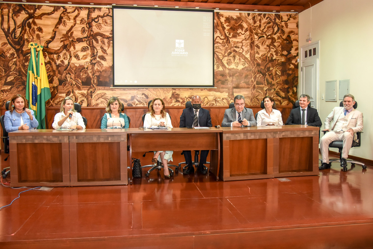 Mesa de solenidade com autoridades, desembargadoras e desembargadores do tribunal de justiça do acre, durante abertura da Formação Inicial para juízes e juízas substitutos