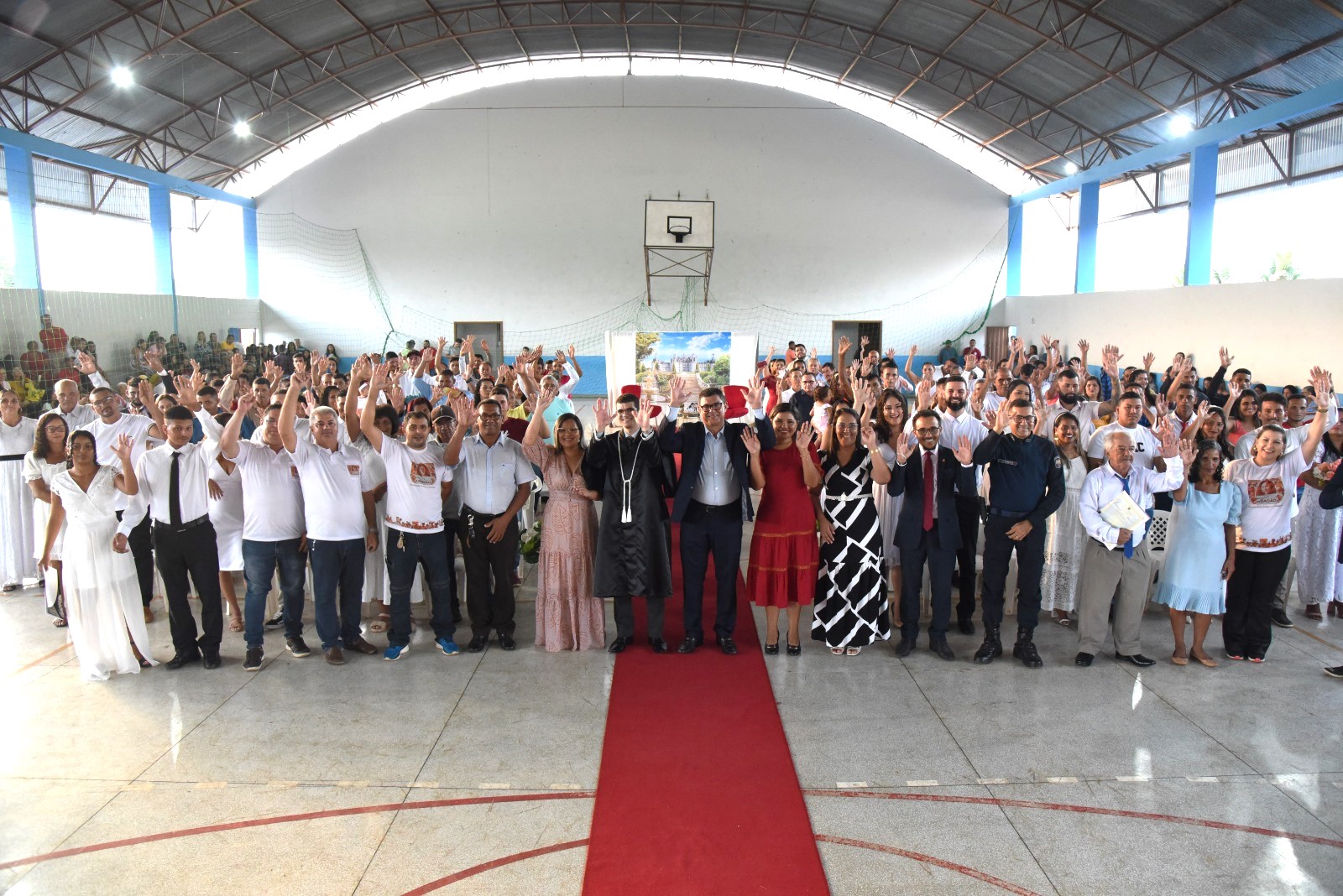 Na imagem o juiz de Direito substituto Bruno Perrota e o prefeito de Capixaba, Manoel Maia posicionados ao centro da imagem, e ao lado as noivas e noivos que participaram do casamento coletivo no município de Capixaba