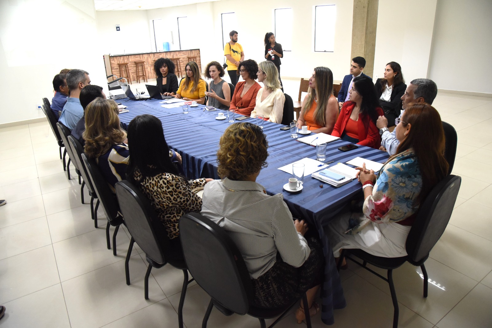 Na imagem reunião entre os membros da Rede de Proteção à Infância e Juventude conversando sobre o novo espaço físico que funcionará o Núcleo de Atendimento Inicial