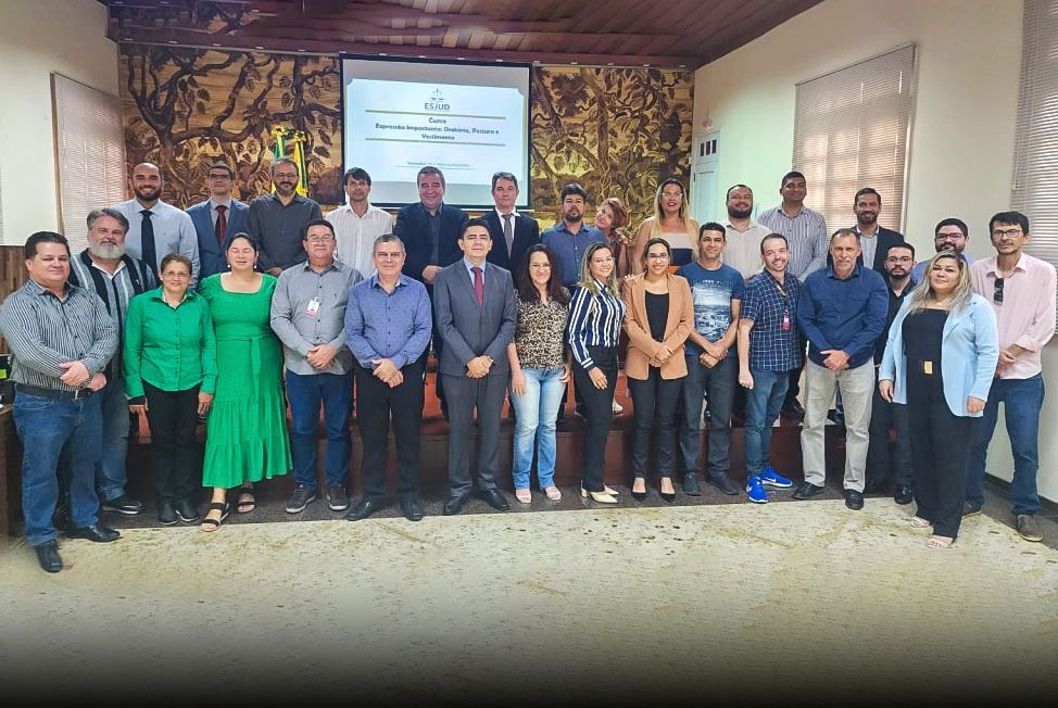 Fotografia no Palácio da Justiça, bairro Centro, na cidade de Rio Branco, onde aconteceu o Curso Expressão Impactante: Oratória, Postura e Vestimenta marca encerramento do Programa de Formação de Formadores, que tem como objetivo da capacitação foi propiciar o aprimoramento de habilidades essenciais no âmbito da comunicação interpessoal e profissional, com a presença dos desembargadores Elcio Mendes, diretor do Órgão de Ensino, e Nonato Maia, além de magistrados, servidoras e servidores do Tribunal de Justiça do Acre (TJAC). Curso Expressão Impactante: Oratória, Postura E Vestimenta marca encerramento do Programa De Formação de Formadores Objetivo da capacitação foi propiciar o aprimoramento de habilidades essenciais no âmbito da comunicação interpessoal e profissional. O curso “Expressão Impactante: Oratória, Postura e Vestimenta” marcou o encerramento do Programa de Formação de Formadores (FOFO-Nível 1, Módulo 3), da Escola do Poder Judiciário do Acre (Esjud). Realizada no Palácio da Justiça, nessa segunda-feira (11), a atividade foi prestigiada pelos desembargadores Elcio Mendes, diretor do Órgão de Ensino, e Nonato Maia, além de magistrados, servidoras e servidores do Tribunal de Justiça do Acre (TJAC). O objetivo da capacitação de 4 horas-aula foi propiciar a oportunidade singular para o aprimoramento de habilidades essenciais no âmbito da comunicação interpessoal e profissional. “Estamos atuando sob uma visão interdisciplinar na Escola e essa área é fundamental para que possamos informar corretamente, expor ideias de forma mais assertiva, emitir mensagens com qualidade, evitando ruídos. E, assim, alcançar maiores resultados no nosso dia a dia e na prestação de serviços à sociedade”, assinalou o desembargador-diretor Elcio Mendes, aluno do curso. Essa foi a última atividade presencial do FOFO, que teve como público-alvo magistradas(os) e servidoras(es) do TJAC, que concluíram o nível 1, Módulo 2 da Formação. Credenciado pela Escola Nacional de Formação e Aperfeiçoamento de Magistrados (Enfam), o intuito da capacitação é desenvolver, continuamente, competências profissionais específicas para o exercício da docência e para a atuação no planejamento e execução de ações de formação no contexto da magistratura. O Curso Expressão Impactante Também aluno do FOFO, o desembargador Nonato Maia apontou a contribuição do curso. “Imprescindível tanto para a aplicação no ambiente laboral, quanto ao exercício de atividades docentes, pois o domínio de técnicas e recursos apreendidos permite ampliar o campo da expressão e aperfeiçoar a forma como nos comunicamos com o nosso público-alvo, transmitindo o conhecimento com qualidade e eficácia”. Formador da Enfam e da Esjud, o servidor Marcos Alexandre foi o facilitador do encontro e destacou a relevância da ação educacional. “O grande desafio atualmente para se comunicar bem é informar e ser compreendido. Por isso, é preciso desenvolver competências, para capacitar as(os) participantes a aprimorarem sua expressão impactante por meio da oratória persuasiva, entonação vocal adequada, postura assertiva e escolha apropriada de vestimenta. Assim, é possível potencializar a transmissão de mensagens, a construção de relacionamentos sólidos e o alcance de sucesso em diversas esferas da vida pessoal e profissional”, disse. “Tive curso de Oratória quando fui seminarista. Mas as abordagens foram diferenciadas, de excelência. Que venham outros cursos com este mesmo viés”, avaliou Célio Rodrigues, que atua na Corregedoria. “Tenho feito muitos cursos, treinamentos, mas esse foi o melhor, que mais chamou a minha atenção”, revelou o servidor Afonso Evangelista, que atua na Diretoria de Tecnologia da Informação (Ditec) do Tribunal.