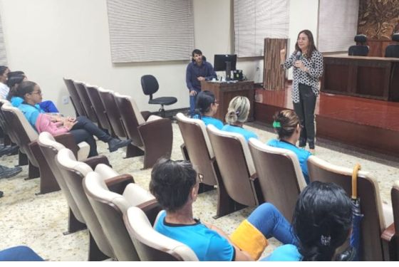 Fotografia feita no Palácio da Justiça, localizado no bairro Centro, em Rio Branco, Estado do Acre, onde aconteceu oficina sobre coleta seletiva, com a presença da desembargadora Waldirene Cordeiro, coordenadora do do Núcleo Socioambiental Permanente. Esjud capacita colaboradoras e colaboradores com oficina sobre coleta seletiva Atividade contribui para o cumprimento do Plano de Logística Sustentável do Tribunal de Justiça do Acre Capacitar colaboradoras e colaboradores em coleta seletiva, sob demanda do Núcleo Socioambiental Permanente (Nusap). Com esse objetivo, a Escola do Poder Judiciário do Acre (Esjud) realizou uma oficina sobre a temática, considerada das mais relevantes no contexto contemporâneo. O encontro aconteceu no Palácio da Justiça, nessa terça-feira (12), com a presença da desembargadora Waldirene Cordeiro, coordenadora do Nusap, Val Amorim, secretária do Núcleo, os gerentes da Escola, Breno Cavalcante (Planejamento) e Neto Thaumaturgo (Administração); Davi Marques, facilitador, e com a equipe terceirizadas que presta serviço no Tribunal de Justiça do Estado do Acre (TJAC). Diretor da Esjud, o desembargador Elcio Mendes, tem defendido uma perspectiva pedagógica que alcance caráter interdisciplinar e concorra para um maior profissionalismo em diversas áreas na Justiça estadual. Por isso, o órgão de ensino tem oferecido cursos, treinamentos, oficinas e mesas-redondas em todas as áreas do conhecimento. A atividade contribui para o cumprimento o Plano de Logística Sustentável (PLS) 2021-2026 da instituição, promovendo a sustentabilidade, por meio da adoção de medidas que contribuam para a redução do impacto ambiental e elevem o uso eficiente dos recursos. Waldirene Cordeiro destacou a atuação do Poder Judiciário acreano nessa área, inclusive com boas práticas reconhecidas com premiações nacionais, e salientou que o desenvolvimento socioeconômico não pode ser desvencilhado da proteção do meio ambiente. “Temos de pensar naquilo que cada um pode fazer no dia a dia, com atitudes simples que fazem a diferença para o nosso bem-estar, para benefício do nosso lugar de trabalho, e para preservação do planeta”, disse. A desembargadora deu o exemplo do próprio gabinete, no qual foi reduzida a quantidade de oito lixeiras, de oito para duas e, consequentemente, o gasto com plástico, e a diminuição dos danos ambientais. Com ampla experiência teórica e prática em educação ambiental, Davi Marques apresentou uma série de medidas que fortalecem o compromisso das colaboradoras e colaboradores com uma gestão responsável de recursos, a exemplo do descarte correto dos materiais, o reaproveitamento de recursos como a água, a reciclagem e a coleta em si. Segundo ele, essa atitude colabora para a promoção da defesa ambiental, contribuindo para um Judiciário mais eficiente e sustentável. “Muito interessante, uma oportunidade de adquirir novos conhecimentos. Nesse caso, eu nunca tive acesso. Aprendi, por exemplo, a fazer a manutenção e a separação do lixo de um jeito certo, coisa que não fazia antes. Também tinha muita coisa que eu colocava fora, por achar que não tinha mais serventia e, agora, entendi que pode se transformar em algo útil e de valor”, avaliou a colaboradora Clecimone Lima, que atua na Diretoria de Tecnologia da Informação do Tribunal.