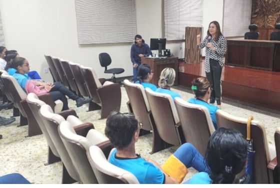 Fotografia feita no Palácio da Justiça, localizado no bairro Centro, em Rio Branco, Estado do Acre, onde aconteceu oficina sobre coleta seletiva, com a presença da desembargadora Waldirene Cordeiro, coordenadora do do Núcleo Socioambiental Permanente. Esjud capacita colaboradoras e colaboradores com oficina sobre coleta seletiva Atividade contribui para o cumprimento do Plano de Logística Sustentável do Tribunal de Justiça do Acre Capacitar colaboradoras e colaboradores em coleta seletiva, sob demanda do Núcleo Socioambiental Permanente (Nusap). Com esse objetivo, a Escola do Poder Judiciário do Acre (Esjud) realizou uma oficina sobre a temática, considerada das mais relevantes no contexto contemporâneo. O encontro aconteceu no Palácio da Justiça, nessa terça-feira (12), com a presença da desembargadora Waldirene Cordeiro, coordenadora do Nusap, Val Amorim, secretária do Núcleo, os gerentes da Escola, Breno Cavalcante (Planejamento) e Neto Thaumaturgo (Administração); Davi Marques, facilitador, e com a equipe terceirizadas que presta serviço no Tribunal de Justiça do Estado do Acre (TJAC). Diretor da Esjud, o desembargador Elcio Mendes, tem defendido uma perspectiva pedagógica que alcance caráter interdisciplinar e concorra para um maior profissionalismo em diversas áreas na Justiça estadual. Por isso, o órgão de ensino tem oferecido cursos, treinamentos, oficinas e mesas-redondas em todas as áreas do conhecimento. A atividade contribui para o cumprimento o Plano de Logística Sustentável (PLS) 2021-2026 da instituição, promovendo a sustentabilidade, por meio da adoção de medidas que contribuam para a redução do impacto ambiental e elevem o uso eficiente dos recursos. Waldirene Cordeiro destacou a atuação do Poder Judiciário acreano nessa área, inclusive com boas práticas reconhecidas com premiações nacionais, e salientou que o desenvolvimento socioeconômico não pode ser desvencilhado da proteção do meio ambiente. “Temos de pensar naquilo que cada um pode fazer no dia a dia, com atitudes simples que fazem a diferença para o nosso bem-estar, para benefício do nosso lugar de trabalho, e para preservação do planeta”, disse. A desembargadora deu o exemplo do próprio gabinete, no qual foi reduzida a quantidade de oito lixeiras, de oito para duas e, consequentemente, o gasto com plástico, e a diminuição dos danos ambientais. Com ampla experiência teórica e prática em educação ambiental, Davi Marques apresentou uma série de medidas que fortalecem o compromisso das colaboradoras e colaboradores com uma gestão responsável de recursos, a exemplo do descarte correto dos materiais, o reaproveitamento de recursos como a água, a reciclagem e a coleta em si. Segundo ele, essa atitude colabora para a promoção da defesa ambiental, contribuindo para um Judiciário mais eficiente e sustentável. “Muito interessante, uma oportunidade de adquirir novos conhecimentos. Nesse caso, eu nunca tive acesso. Aprendi, por exemplo, a fazer a manutenção e a separação do lixo de um jeito certo, coisa que não fazia antes. Também tinha muita coisa que eu colocava fora, por achar que não tinha mais serventia e, agora, entendi que pode se transformar em algo útil e de valor”, avaliou a colaboradora Clecimone Lima, que atua na Diretoria de Tecnologia da Informação do Tribunal.