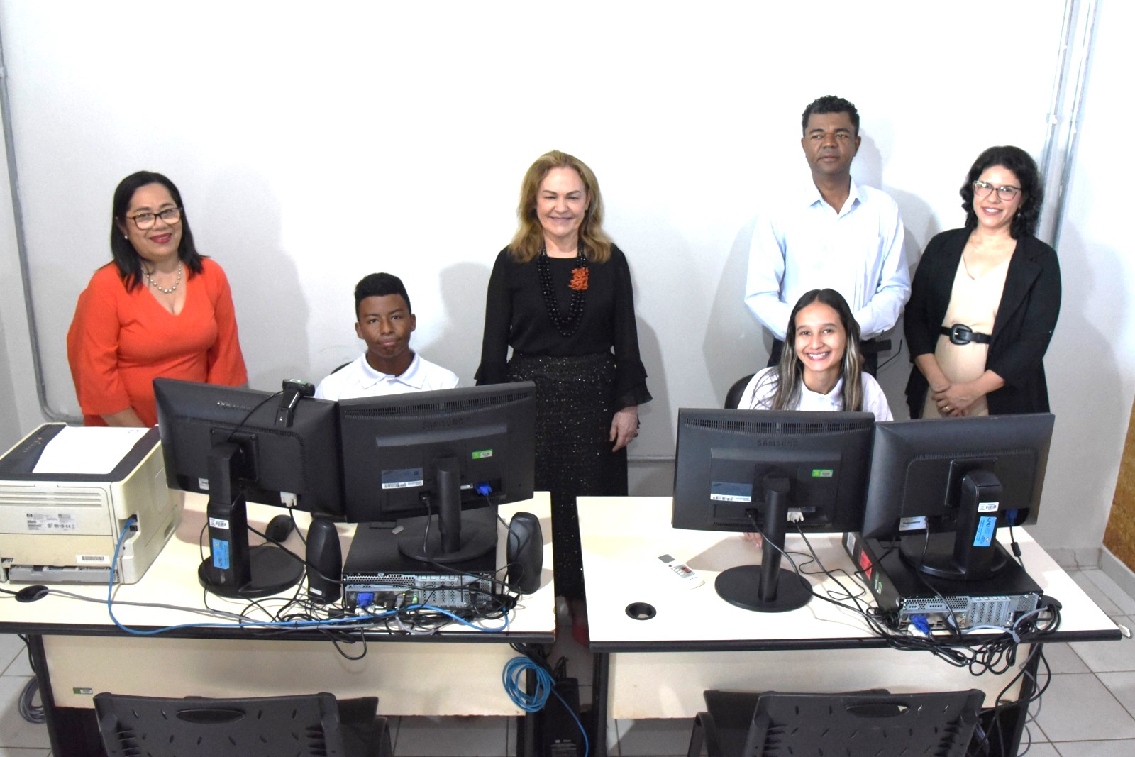 Fotografia na Escola Henrique Lima, bairro Calafate, na cidade de Rio Branco, onde aconteceu o lançamento do Ponto de Inclusão Digital, programa que dispõe os serviços on-line do Tribunal de Justiça, do Tribunal Regional Eleitoral, Tribunal Regional do Trabalho, Defensoria Pública, Ministério Público, Justiça Federal e OCA. A Secretaria de Educação é parceira na ação por disponibilizar as salas, com a presença da desembargadora-presidente, Regina Ferrari, o diretor de Gestão Estratégica, Evandro Luzia e outras servidoras.