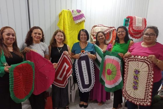 Fotografia de mulheres participando do projeto “Crochê do Amor”, localizado na Comarca de Feijó, situada no município distante 362 quilômetros da Capital, Rio Branco. Comarca de Feijó leva curso de crochê para mulheres vítimas de violência doméstica e familiar É direito de toda a mulher ser valorizada e educada livre de padrões estereotipados de comportamento e costumes sociais e culturais A Comarca de Feijó, situada no município de Feijó, distante 362 quilômetros de Rio Branco, encerrou nesta semana o projeto "Crochê do Amor", que foi realizado durante todo o ano de 2023. A atividade foi desenvolvida em parceria pelo Judiciário acreano e a prefeitura de Feijó, por meio do Centro de Referência Especializado de Assistência Social (Creas), e é voltada para as mulheres vítimas de qualquer tipo de violência praticada no âmbito doméstico e familiar. Os cursos, oficinas, palestras e a terapia ocupacional foram beneficiadas com o recurso de penas pecuniárias. As ações buscaram empoderar e ensinar empreendedorismo por meio de atividades gratuitas de capacitação, concretizando objetivos expressos na Lei Maria da Penha. A juíza de Direito, Ana Saboya, titular da Vara Criminal, destacou que durante o curso muitas mulheres deram depoimentos sobre como o conhecimento e a participação em grupo trouxe benefícios para a vida de cada uma. “O curso foi muito exitoso, inclusive muitas já começaram a vender seus crochês na cidade,” finalizou a magistrada. Crochê do Amor O projeto “Crochê do Amor” é uma atividade que tem a finalidade de auxiliar as mulheres vítimas da violência doméstico e familiar, colaborando com a minimização dos danos causados pela agressão sofrida. Ele foi desenvolvido com base na Lei 11.340/2006 (Lei Maria da Penha), onde está prevista a importância de prevenir e fazer cessar violências realizadas contra todas as mulheres, independentemente de classe, raça, etnia, renda e orientação sexual, ou seja, inclui também todas aquelas mulheres que se identifiquem com o gênero feminino, incluindo as mulheres transexuais ou transgêneros.