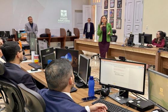 Imagem feita na sala de reunião do Palácio da Justiça, localizado na rua Benjamin Constant, número 277, bairro Centro, na cidade de Rio Branco, Estado do Acre, onde mostra a juíza Federal do Tribunal Regional Federal da 4ª Região, Ana Cristina, ministrando Curso de Formação para novos juízes e juízas do Tribunal de Justiça do Acre. Esjud promove módulos sobre liderança e gerenciamento de crises a novos magistrados Agenda educacional foi direcionada à formação humanística, interdisciplinar e à prática da atividade judicial No atual cenário pós-moderno, em que muito se fala sobre as novas tecnologias, inclusive o uso da Inteligência Artificial (IA), o maior desafio é não perder de vista o protagonismo da humanidade. Pensando nisso, a Escola do Poder Judiciário do Acre (Esjud) lançou dois módulos especiais no Curso de Formação Inicial para Magistradas(os): “Liderança, relações interpessoais e interinstitucionais” e “Gerenciamento de riscos e crises”. As(os) novos integrantes da Justiça Estadual foram capacitados durante quatro dias seguidos por meio da agenda educacional, que concorre para o aprimoramento profissional e cumprimento da Resolução nº 2/2016 da Escola Nacional de Formação e Aperfeiçoamento de Magistrados (Enfam), com ênfase à formação humanística, interdisciplinar e à prática da atividade judicial. Ambos os módulos, com 30 horas-aula somadas foram ministrados pela juíza federal Ana Cristina. Diretor da Escola do Poder Judiciário do Acre (Esjud), o desembargador Elcio Mendes tem se valido de uma perspectiva de gestão alicerçada na busca permanente da qualificação, do aprimoramento técnico, mas colocando em primeiro lugar o acolhimento e a valorização para, em seguida, alcançar-se maior profissionalismo. Segundo ele, o conhecimento e as ferramentas, quando bem alinhados, favorecem a obtenção de melhores resultados na prestação jurisdicional e dos demais serviços oferecidos à sociedade. O juiz de Direito Cloves Ferreira, formador da Esjud e supervisor da Formação Inicial, apresentou a facilitadora à turma. “Estão nas melhores mãos, a professora possui ampla expertise na área e formação internacional. Que seja um tempo produtivo, de descobertas e aprendizagem, acrescidas às experiências que já possuem”, desejou. A formação Ana Cristina conduziu a atividade sob o prisma da Gestão de Pessoas. De acordo com a magistrada, a formação jurídica não é mais suficiente para que se possa exercer a Magistratura com excelência. “Precisamos desenvolver competências relacionadas à Gestão de Equipes. Nesta formação, trabalhamos as temáticas de Autoconhecimento, Liderança, Proatividade, Comunicação, Feedback, Resolução de Conflitos, Governança e Teorias da Motivação”, explicou. A metodologia utilizada foi a Pedagógica Ativa, na qual as(os) alunas(os) são os protagonistas do processo de ensino/aprendizagem, estabelecendo-se sempre um link entre a teoria exposta e a realidade prática, a qual será enfrentada pelas(os) magistradas(os) em suas futuras unidades. Juíza federal do Tribunal Regional Federal da 4ª Região, a formadora também assinalou durante as aulas que atualmente é preciso saber identificar as áreas que precisam de mudanças, priorizar tarefas, construir habilidades pessoais e saber lidar com as emoções. “Foi de muito aprendizado. Analisamos as situações de resolução de conflitos, bem como técnicas de como gerir uma equipe de trabalho. Essa aprendizagem será de grande valia, tendo em vista que é de extrema importância saber lidar com diferentes tipos de pessoas no âmbito da atuação jurisdicional e administrativa”, avaliou a juíza de Direito substituta Rayane Gobbi.