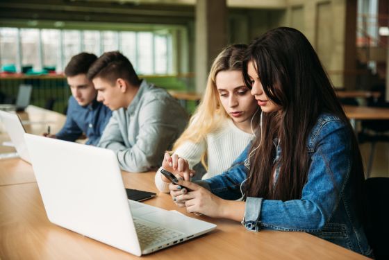 Ilustração de estudantes lendo algum material escolar ou realizando pesquisa para demonstrar a matéria de convocação de estagiário para atuar no Tribunal de Justiça do Acre. TJAC torna público edital de convocação para estagiários de pós-graduação A entrega de documentos para realização de cadastro no Tribunal é de grande importância para garantir a comunicação assertiva e agilizar o contato com os candidatos A presidência do Tribunal de Justiça do Estado do Acre (TJAC) tornou público o edital n.º 01/2024, com a vigésima convocação dos acadêmicos aprovados e aprovadas no Processo Seletivo Simplificado de Estagiários de Nível de Pós-Graduação. As 10 aprovadas e aprovados, na área de Direito, devem enviar para o e-mail: gedep@tjac.jus.br, no prazo de cinco dias úteis, com a documentação constante do anexo único do edital. Confira a lista: A entrega de documentos para realização de cadastro no Tribunal é de grande importância para garantir a comunicação assertiva e agilizar o contato com os candidatos, à medida que surgirem vagas para lotação dos estagiários nas unidades. A publicação está disponível na edição n.° 7.457 do Diário da Justiça (págs. 78-79).