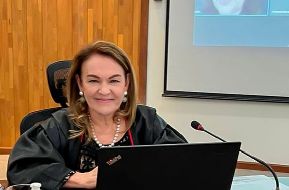 Fotografia feita na sala do Tribunal Pleno, localizado na Rua Tribunal de Justiça, s/n, bairro Via Verde, em Rio Branco, Estado do Acre, onde mostra a desembargadora-presidente, Regina Ferrari, participando da sessão. Presidente do TJAC assume governo do Acre Responde em exercício pelo Tribunal de Justiça do Acre, o vice-presidente, desembargador Luís Camolez A presidente do Tribunal de Justiça do Acre (TJAC), desembargadora Regina Ferrari, assumiu oficialmente o governo do Estado nesta segunda-feira, 8, em razão da ausência do governador Gladson Cameli. O vice-presidente, desembargador Luís Camolez responde em exercício pela presidência do tribunal. Esta é a primeira semana de trabalho após o recesso forense, que aconteceu de 20 de dezembro a 6 de janeiro. No Judiciário o momento é de alinhamento do segundo ano de gestão da atual administração, e intensificação no trabalho de prestação de serviço jurisdicional. A governadora em exercício Regina Ferrari disse ser uma satisfação contribuir com o estado mais uma vez como chefe de Estado.