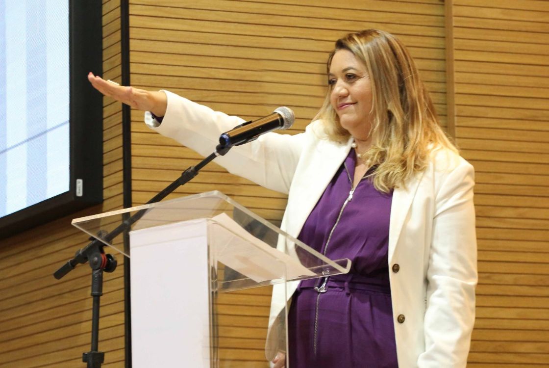 Fotografia feita no Tribunal de Justiça do Tocantins, onde mostra a ex-servidora participando do juramento na solenidade de posse. Ex-servidora do TJAC é aprovada em concurso de delegatária no TJTO Nos 26 anos de dedicação ao Poder Judiciário acreano, Alessandra Araújo atuou tanto na área judicial como na administrativa Na terça-feira, 9, o Tribunal de Justiça do Tocantins (TJTO) realizou a cerimônia de outorga dos (as) aprovados (as) no último concurso público de provas e títulos para delegação de serventias extrajudiciais de notas e de registro, promovido pelo Judiciário tocantinense. Entre os 51 empossados, está Alessandra Araújo, que foi servidora do Tribunal de Justiça do Acre (TJAC) por 26 anos. Alessandra também foi escolhida para fazer o juramento na solenidade de posse. A presidente do TJAC, desembargadora Regina Ferrari afirmou ser motivo de orgulho ter uma servidora de excelência como a Alessandra galgando voos mais altos e realizando sonhos. “É uma honra para o Judiciário acreano presenciar uma de suas servidoras, que tem uma trajetória de vida de superação e dedicação, alcançar essa conquista e novo desafio, que certamente enfrentará com muita responsabilidade e excelência, como tem sido em tudo que faz”. Alessandra iniciou sua vida funcional no TJAC em 1998, no cargo de auxiliar de Gabinete de desembargador, na condição de ad nutum. Durante sete anos trabalhou no Judiciário acreano, já com o sonho de ser servidora efetiva e fazer parte do corpo técnico. Em 2005, alcançou este sonho quando foi aprovada no concurso para técnico judiciário, em um concurso muito disputado realizado pela Banca CESPE. De lá para cá, Alessandra enfrentou alguns desafios que a forjaram em uma profissional melhor. “Alê”, como é chamada carinhosamente pelos colegas, atuou tanto na área judicial como na administrativa do judiciário acreano (Gabinete de Desembargador, Presidência, Corregedoria-Geral da Justiça, Projeto Cidadão, Diretora de Logística, dentre outros), mas o setor que mais marcou foi na Corregedoria-Geral da Justiça e o gabinete da desembargadora Waldirene Cordeiro. Na Corregedoria-Geral da Justiça foram dez anos de atuação, perpassando por cinco gestões (sendo duas do desembargador Arquilau Melo, e as outras com o desembargador Pedro Ranzi, a desembargadora Regina Ferrari e a desembargadora Waldirene Cordeiro, uma em cada). Na Coger, se apaixonou pelo Direito Notarial e Registral, e desde então cultivou o sonho de virar tabeliã e registradora. Assim, durante os últimos oito anos, equilibrando trabalho, família e estudos, foi plantando a semente deste sonho, e gradativamente agregou conhecimentos que a permitiu concretizar o objetivo de ter um cartório extrajudicial. Fazendo um balanço de sua trajetória, Alessandra comenta sobre essa conquista. “Gratidão a Deus pelas oportunidades e aprendizagem que o judiciário me proporcionou, enfatizando que minha trajetória junto à família judiciária acreana foi feliz, emocionante e uma aventura inesquecível que levo no meu coração para a eternidade. Com muita dedicação, após quase dez anos de estudos, concretizei o grande sonho de ser Tabeliã e Registradora, e hoje com muita alegria no coração recebi a Outorga e Investidura do 1º Cartório de Registro de e Tabelionato de Notas de Araguatins – TO. Passo da família judiciária acreana para agregar o Judiciário Tocantinense com a expectativa de dar o meu melhor na função pública que me foi delegada, atuando com ética, probidade, eficiência e com estrita observância das leis, a fim de prestar um excelente serviço à comunidade de Araguatins e do Tocantins, Estado que escolhi com o coração”, finaliza. Desde seu ingresso no 2º Grau do TJAC, a desembargadora Waldirene Cordeiro acompanha Alessandra, seja como servidora, seja como diretora em sua gestão no biênio 2021-2023. A magistrada falou sobre essa conquista. “Falar sobre a servidora Alessandra Araújo é falar do seu total comprometimento da mesma para o Poder judiciário do Estado do Acre. É uma servidora com um coração gigante, ajuda a todos e presta um relevantíssimo serviço à sociedade e ao jurisdicionado. Atende a todos sempre com sorriso no rosto. É devotada a causa da justiça. Pra mim, é uma alegria demasiada a ascensão dela ao sonho de ser delegatária. É uma conquista também do Poder Judiciário acreano, que tem uma servidora de excelência que agora vai integrar o Poder Judiciário do Tocantins. Desejo muito sucesso a ela.”, concluiu. Foi na gestão da desembargadora Waldirene Cordeiro, o momento mais marcante dentro das quase três décadas de dedicação da Alessandra ao Poder Judiciário acreano, quando recebeu a Ordem do Mérito do Judiciário, no grau Oficial. “Este momento foi marcante, pois sei que temos centenas de servidores dedicados e comprometidos que fazem o judiciário acreano ser de excelência, e tal medalha é para todos esses servidores, dediquei a todos os colegas, que assim como eu são “Tribunal Futebol Clube”, ombro a ombro, construímos as muralhas da china”. Araújo comenta ainda sobre os obstáculos enfrentados e vencidos. “O processo foi árduo, pois trabalhar 8 a 10 horas por dia, ser mãe e esposa, fazer duas pós-graduações e cursar um mestrado, tudo concomitante, exigiu muita resiliência e comprometimento, e acima de tudo muita fé para persistir. No curso desses 8 anos, teve choro, desesperança, medo, vontade de desistir, alguns fracassos e sucessos ao longo dos dez concursos para cartório que me inscrevi. Muitos talvez já não acreditassem, e a hora difícil era as pessoas perguntarem “mas você ainda não passou”, você está tanto tempo na estrada e nada ainda, e no meu íntimo, apesar de sentir o peso da espera, sabia que minha vitória iria chegar”. Alessandra Araújo afirma ainda que no TJ do Acre teve milhares de alegrias e conquistas, e mesmo com as dificuldades de algumas tarefas e desafios, que pareciam intransponíveis mas conseguiu fazer uma trajetória da qual se orgulha e deixa um recado: “O TJAC está para sempre em mim, minha gratidão é eterna a este órgão que me ensinou, me recebeu e me deu oportunidades incríveis”.