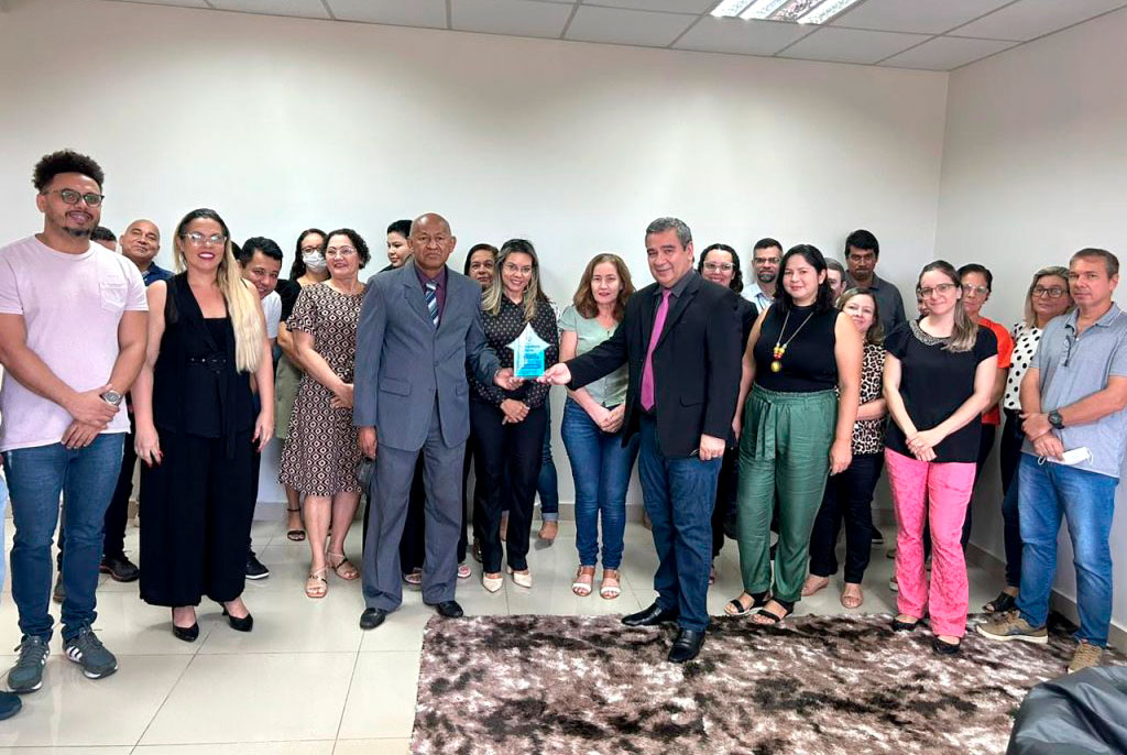 Fotografia feita na sala de reuniões da Escola do Poder Judiciário do Acre, localizado Rua Tribunal de Justiça, s/n, bairro Via Verde, em Rio Branco, Estado do Acre, onde servidoras e servidores receberam o Prêmio Corregedoria Ética. Trabalho conjunto da Esjud, Corregedoria e Cepre garante arquivamento de milhares de processos Somente no último mês de dezembro houve uma baixa de 12.938 mil processos no âmbito da Justiça Estadual, dos quais 7.860 foram arquivados pela Cepre, o que representa 61%. A gestão colaborativa entre a Escola do Poder Judiciário do Acre (Esjud), a Corregedoria-Geral da Justiça (Coger) e a Central de Processamento Eletrônico (Cepre) garantiu o arquivamento de milhares de processos. Além disso e mais importante, a melhoria da prestação de serviços oferecidos à sociedade. Por trás dos números, o trabalho de mãos que se entrelaçam para que se possa cumprir bem a missão de distribuir Justiça com eficiência. A união tem fortalecido o alcance de Metas do Conselho Nacional de Justiça (CNJ) e do Tribunal de Justiça do Acre (TJAC), bem como contribuído para uma maior celeridade processual. Para se ter uma ideia, dos 90 mil processos baixados (arquivados) em 2023, 57 mil tiveram participação direta da Cepre, o que equivale a 63% desse total. Em uma comparação entre os dois últimos exercícios, foram arquivados 20 mil processos a mais em 2023, uma diferença expressiva de 28%; um salto de 70 mil do ano de 2022 para 90 mil arquivamentos no ano passado. Somente no último mês de dezembro, por exemplo, houve uma baixa de 12.938 mil processos no âmbito da Justiça Estadual, dos quais 7.860 foram arquivados pela Cepre, o que representa 61%. “Se tem algo realmente novo nos últimos anos é a Central de Processamento Eletrônico, um verdadeiro divisor de águas na nossa Instituição, que representou uma mudança de cultura, uma quebra de paradigma. Esses resultados se devem sobremaneira à Cepre! Com essa unidade, os juízes ficaram liberados dos atos cartorários repetitivos, podendo se entregar integralmente à gestão de pessoas, a despachos, decisões e sentenças, que são a atividade-fim”, explicou o desembargador Samoel Evangelista, corregedor-geral da Justiça. Ainda sobre a Cepre, o órgão atingiu no 1° semestre de 2023 o número de 478.953 mil atos, entre movimentações e documentos expedidos. Já no segundo semestre desse mesmo ano, após um treinamento realizado pela Escola no setor, foram 597,918 mil, isto é, 118.965 mil a mais; totalizando-se em apenas 12 meses mais de um milhão entre movimentações e documentos expedidos, conforme gráfico abaixo. Portanto, o aumento foi de 24,78% na produtividade de um semestre para o outro. A conquista é fruto de planejamento educacional conduzido pela Esjud, que promoveu reuniões com lideranças, capacitou a equipe por meio da “Oficina de Aperfeiçoamento em Procedimentos Cartorários: Cível, Criminal e Juizados”, oferecendo assistência e orientações diárias para o acompanhamento da produtividade e distribuição de tarefas. “O sucesso se deu principalmente devido à participação ativa da equipe de trabalho, após adotarmos uma perspectiva de trabalho acolhedora, humana, de valorização das(os) servidoras(es), com vistas ao aprimoramento técnico e a um maior profissionalismo”, assinalou o desembargador Elcio Mendes, diretor da Esjud. O Órgão de Ensino ofereceu cursos, oficinas, treinamentos e capacitações para o desenvolvimento de competências específicas, destinados para os profissionais da Central e de diversos outros setores do TJAC, de maneira que assumiu papel fundamental na melhoria das atividades laborais, na evolução qualitativa e no aumento da produtividade da Justiça Acreana. Premiação Criada em julho de 2022, a iniciativa foi considerada inovadora por promover a unificação e a padronização do cumprimento dos atos processuais cíveis das comarcas do Estado do Acre, o que permitiu um aproveitamento mais eficaz da mão de obra disponível nos quadros funcionais. Não por acaso, foi reconhecida pela Corregedoria Nacional de Justiça, com o Prêmio Corregedoria Ética”, na categoria ”Boas práticas – Diretriz Estratégica nº 7, Litigância Predatória “Durante encontro, gestores do setor e chefes de gabinetes identificaram pontos fracos e fortes no trabalho em andamento, e propuseram melhorias. Além disso, a Escola ofereceu capacitação específica aos servidores da Cepre de todo o Estado, com uma Oficina de Aperfeiçoamento em Procedimentos Cartorários: Cível, Criminal e Juizados, bem como um curso de Formação de Formadores para os Diretores do Setor. Isso mostra o comprometimento da Escola em alcançar excelência na gestão e capacitação da unidade, e os resultados comprovam isso”, afirmou a servidora Creuziane Oliveira, auxiliar da Superintendência da unidade. Mais contribuição da Esjud “O papel da Escola é este, fortalecer as atividades administrativas e, principalmente, as judiciais, com a capacitação e o aperfeiçoamento do nosso corpo funcional. Este trabalho inovador, com a formação teórica e, ao mesmo tempo, a prática jurídica, concorre para o engrandecimento do Poder Judiciário, e já foi elogiado até pela Escola Nacional de Formação e Aperfeiçoamento de Magistrados (Enfam)”, destacou o desembargador-diretor Elcio Mendes. Por meio do Curso de Formação Inicial de Magistradas(os) oferecido pelo Órgão de Ensino, as(os) novas(os) profissionais da Justiça Estadual têm atuado de forma inovadora, com base teórica e, ao mesmo tempo, a prática jurídica, que concorre para o engrandecimento do Poder Judiciário. As(os) novas(os juízes de Direito substitutas(os) participaram de uma atividade recentemente que resultou na realização de mais de 400 audiências de instrução. Desse montante, mais de 70% dos processos foram sentenciados. Também contribuíram para o arquivamento de quase 3 mil medidas protetivas de urgência (MPU), as quais foram deferidas com fundamento na Lei nº 11.340/06 (Maria da Penha). A atividade recorde foi executada em apenas cinco dias, entre 26 e 30 de dezembro de 2023. “Importante destacar que esse trabalho, além do viés prático, não está voltado apenas a(o) magistrada(os) individualmente, para impulsionar a produtividade de uma determinada unidade judiciária. Mas também do ponto de vista coletivo, a exemplo de atuarem conjuntamente para o alcance de resultados compartilhados na perspectiva institucional, relativos a metas estaduais, nacionais”, etc.”, explicou o juiz de Direito Cloves Ferreira, formador da Escola, e um dos supervisores do Curso de Formação, ao lado do juiz de Direito Leandro Leri Gross. Outro ponto relevante para a obtenção dos resultados foi o Programa Saber sem Fronteiras, lançado e executado pelo Órgão de Ensino em março de 2023. A iniciativa inédita propicia capacitações múltiplas para magistradas(os), servidoras(es) e colaboradoras(es), desde a área de Saúde, Meio Ambiente, Ética, Acessibilidade, Língua Portuguesa, Adoção, Justiça Restaurativa, Infância e Juventude, Violência Doméstica, e temáticas mais técnicas – Sistemas de Apoio à Jurisdição, Central de Processamento Eletrônico (Cepre), Estatísticas, etc. Além de ter sido credenciado pela Enfam, recebeu em dezembro passado o prêmio nacional “Corregedoria Ética”, na categoria “Boas práticas, Diretriz Estratégica 10”.