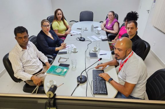 Fotografia feita em sala de reuniões, localizado na Rua Tribunal de Justiça, s/n, bairro Via Verde, em Rio Branco, Estado do Acre, onde mostra magistrados e servidores dialogando sobre avanços na gestão de recursos e o aperfeiçoamento de atendimentos. TJAC debate ações para avançar na gestão de recursos e aperfeiçoar atendimentos Equipe da administração se reuniu para dialogar sobre estratégias de gestão de recursos captados por meio de convênios Para avançar na prestação dos serviços e melhoria dos atendimentos, equipe da administração do Tribunal de Justiça do Acre (TJAC) realizou reunião nesta segunda-feira, 8, para tratar da gestão de convênios. Além disso, o encontro teve o objetivo de dialogar sobre estratégias de captação de recursos para ampliar as ações sociais e também melhorar infraestrutura e outras demandas necessárias, com alinhamento das atividades. Os trabalhos foram conduzidos pela Diretoria de Gestão Estratégica (Diges) com participação do juiz-auxiliar da Presidência, Giordane Dourado, da Secretaria de Projetos Sociais (SEPSO), das coordenadorias Estadual da Mulher em Situação de Violência Doméstica e Familiar (Comsiv), da Infância e Juventude (CIJ). As participantes e os participantes também abordaram os projetos que estão em andamento e discorreram sobre o planejamento para o ano de 2024.