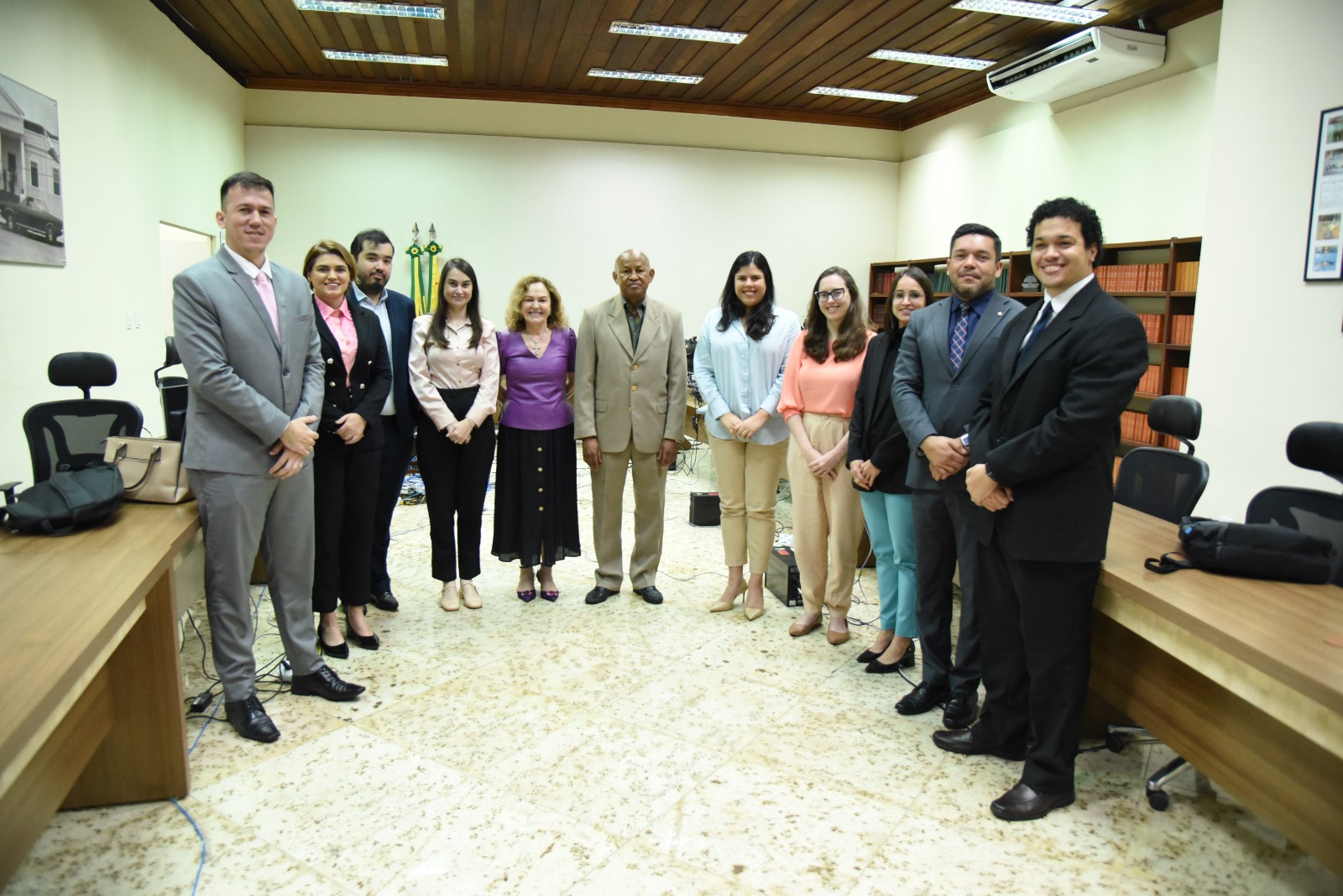 Fotografia feita na sala reuniões do Palácio da Justiça, localizado no bairro Centro, em Rio Branco, Estado do Acre, onde atuam os novos juízes e juízas substitutos e substitutas. Presidente do TJAC e corregedor-geral visitam novos juízes substitutos Na oportunidade, a desembargadora-presidente cumprimentou os servidores e desejou feliz ano novo a cada um, além de agradecer pelos esforços realizados no decorrer do ano de 2023 A presidente do Tribunal de Justiça do Acre (TJAC), desembargadora Regina Ferrari, e o corregedor-geral da Justiça, desembargador Samoel Evangelista, realizaram visita nesta terça-feira, 2, aos juízes substitutos do último concurso para ingresso à magistratura acreana. Os novos profissionais passam por capacitação inicial, no Palácio de Justiça Na oportunidade, a desembargadora-presidente cumprimentou os servidores e desejou feliz ano novo a cada um, além de agradecer pelos esforços realizados no decorrer do ano de 2023. A presidente do TJAC, desembargadora Regina Ferrari, em nome de toda a magistratura estadual fez agradecimentos e expressou reconhecimento por todo trabalho efetuado no Poder Judiciário acreano. “Enquanto Tribunal de Justiça, nossa maior missão é servir com humildade, alegria no coração, para que juntos possamos vencer todas as dificuldades e principalmente gratidão. Portanto, viemos aqui para agradecer por todo empenho realizado” finaliza a desembargadora. A juíza de Direito substituta Caroline Lagos de Castro elogiou a iniciativa e agradeceu a todo o acompanhamento, suporte técnico que o TJAC tem ofertado para os novos magistrados. Em nome dos juízes substitutos, “nós estamos muito lisonjeados de ver o reconhecimento da presidência a esse trabalho, nós estamos completamente imbuídos nessa missão de ajudar o Tribunal a melhorar as métricas, prestar uma atividade jurisdicional mais célere e que esse reconhecimento, principalmente através dessa delicadeza da visita presencial tanto da presidente, quanto do corregedor. Isso nos estimula a continuar e a seguir em frente. Isso é muito bom, muito incentivador”, finalizou. O corregedor-geral salientou que todas ferramentas de gestão adotadas pelo Poder Judiciário do Acre são fundamentais para aqueles que ingressam na instituição. “Desejo a todas e a todos um feliz ano novo. Que venham fortalecer a essência do estado democrático de Direito”, disse.