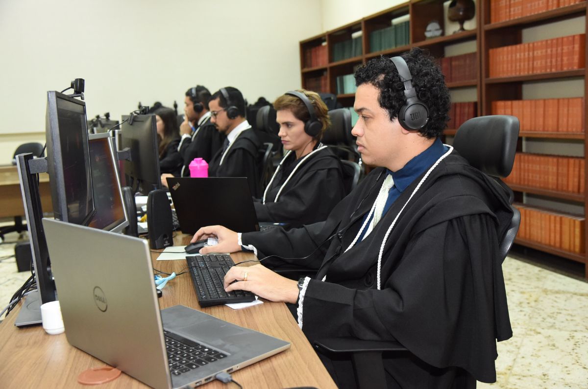 Fotografia feita na sala de reuniões do Palácio da Justiça, localizado no bairro Centro, em Rio Branco, Estado do Acre, onde atuam os novos juízes e juízas substitutos e substitutas. Justiça do Acre arquiva mais de 90 mil processos em 2023 e garante cumprimento de todas as metas do CNJ Produtividade dos processos arquivados no 1º grau de jurisdição aumentou 28% em relação ao ano de 2022, gerando mais agilidade na resposta as demandas apresentadas ao Judiciário acreano No ano de 2023, o Poder Judiciário do Estado do Acre arquivou mais de 90 mil processos no âmbito do 1º grau, das Turmas Recursais e dos Juizados Especiais, impactando de maneira positiva nos indicadores do eixo de produtividade e no cumprimento das Metas Nacionais de produtividade, estabelecidas pelo Conselho Nacional de Justiça (CNJ). Dessa forma foi garantindo a prestação de serviços de forma mais célere e eficiente. Comparando 2022 e 2023, houve um aumento de 28,16% na quantidade de feitos arquivados nesses três segmentos, quando saltamos de 70.373, em 2022, para 90.188 processos arquivados, no último ano. Somente em um único mês, dezembro, foram quase 13 mil processos arquivados. Mas, conforme dados apresentados pela Corregedoria-Geral da Justiça (Coger), extraídos do Sistema de Automação da Justiça (SAJ), o crescimento nessas taxas começou a superar os alcançados anteriormente, a partir de abril de 2023. Esses resultados impactam diretamente nos indicadores da taxa de congestionamento líquido de processos, no Índice de Produtividade Comparada (IPC-Jus) e na produtividade das servidoras e servidores, que por sua vez, também impulsionam o cumprimento das 10 metas nacionais de responsabilidade do o Judiciário estadual. Para a presidente do Tribunal de Justiça do Acre (TJAC), desembargadora Regina Ferrari, os resultados demonstram o compromisso do Judiciário com sua missão de servir. “Estamos muito felizes com os resultados alcançados. Mantemos o selo, mas com melhorias e crescimentos em tópicos importantes de avaliação. Esse resultado é fruto de um trabalho árduo de todos os membros do Poder Judiciário acreano”. No painel de estatística da Justiça do Acre é possível observar que as metas foram atingidas com margem de cumprimento superior ou igual a 100%. “A tendência é termos sempre mais processos entrando no Judiciário, com estoque aumentando. E no ano de 2023 invertemos isso, entraram 81.207 processos e saíram, foram arquivados, mais de 90 mil”, explicou o corregedor-geral da Justiça, desembargador Samoel Evangelista”. Metas cumpridas! Julgar uma quantidade maior de processos do que os que são distribuídos no ano vigente, excluídos os suspensos e sobrestados, julgar processos mais antigos, ações de improbidade administrativa, reduzir a taxa de congestionamento, julgar casos de feminicídio e violência doméstica, crimes ambientais e relacionados a infância e juventude são respectivamente as Metas, 1, 2, 4, 5, 8, 10 e 11, que afetam diretamente as pessoas que buscam os serviços da Justiça. Conscientes disso e honrando a missão de garantir justiça para a paz social, o Judiciário do Acre dedicou-se para atingir e ultrapassar o cumprimento dessas Metas. O quatro estatístico encerrou o ano de 2023 todo na cor verde, demonstrando que foram atendidas as exigências do CNJ e aperfeiçoado o serviço da Justiça estadual. Tanto que o TJAC recebeu o reconhecimento nacional no Prêmio de Qualidade do CNJ, na categoria “Selo Prata”. Concorrendo com todos os tribunais do país, militares, eleitorais, trabalhistas, estaduais e superiores, o TJ do Acre melhorou sua nota em relação a 2022, saindo de um 66,83% da pontuação para 70,9%. Além disso, o TJAC também ganhou o Prêmio Prioridade Absoluta do CNJ pelo RadioAtivo, um programa que capacita e inclui por meio de vagas de empregos a adolescentes e jovens em vulnerabilidade social e cumprindo medidas socioeducativas. E a Corregedoria-Geral da Justiça do Acre (Coger) recebeu quatro troféus no “Prêmio Corregedoria Ética”. Trabalho e empenho Os resultados demonstram o trabalho e empenho da gestão do TJAC e da Coger, que articularam e implementaram iniciativas com intuito de alavancar a atuação do Judiciário acreano, assim como a colaboração da magistratura acreana, servidoras e servidores e das instituições que desenvolvem suas funções junto ao Sistema de Justiça, o Ministério Público do Estado do Acre (MPAC), a Defensoria Pública estadual (DPE/AC) e a Ordem dos Advogados do Brasil Seccional Acre (OAB/AC). Quanto ao arquivamento dos processos, o corregedor ressaltou a importância das magistradas e magistrados, especialmente dos juízes Substitutos que participaram dos mutirões, realizaram audiências e arquivamentos. Também contribuíram com os resultados a Central de Processamento Eletrônico (Cepre), a Escola do Poder Judiciário do Acre (Esjud), os gabinetes das unidades do 1º Grau, a Associação de Magistrados do Acre (Asmac), que com Projeto Voluntários realizaram cerca de quatro mil atos em dois fins de semana durante o recesso forense, e ainda o corpo técnico de servidoras e servidores de toda a Justiça. Aliados a isso, ações estabelecidas desde o primeiro trimestre do ano pela gestão contribuíram com as conquistas, tais como: a implantação do Núcleo de Apoio à Jurisdição (Nujur); a emissão do Provimento Conjunto n.°5 de 2023, que consolidou o entendimento dos Tribunais superiores para unificar o procedimento em medidas cautelares. Com isso, entre os dias 26 e 30 de dezembro foram realizados 2.913 atos entre despachos, decisões e julgamentos de Medidas Protetivas de urgência de violência doméstica e familiar, o que gerou um saneamento nas unidades no que diz respeito a essas medidas. “O Poder Judiciário está na busca do cumprimento do seu papel daquilo que a sociedade espera dele e o resultado é reflexo do esforço de todos que integram a Justiça naquilo que o cidadão nos incumbiu”, concluiu o corregedor.