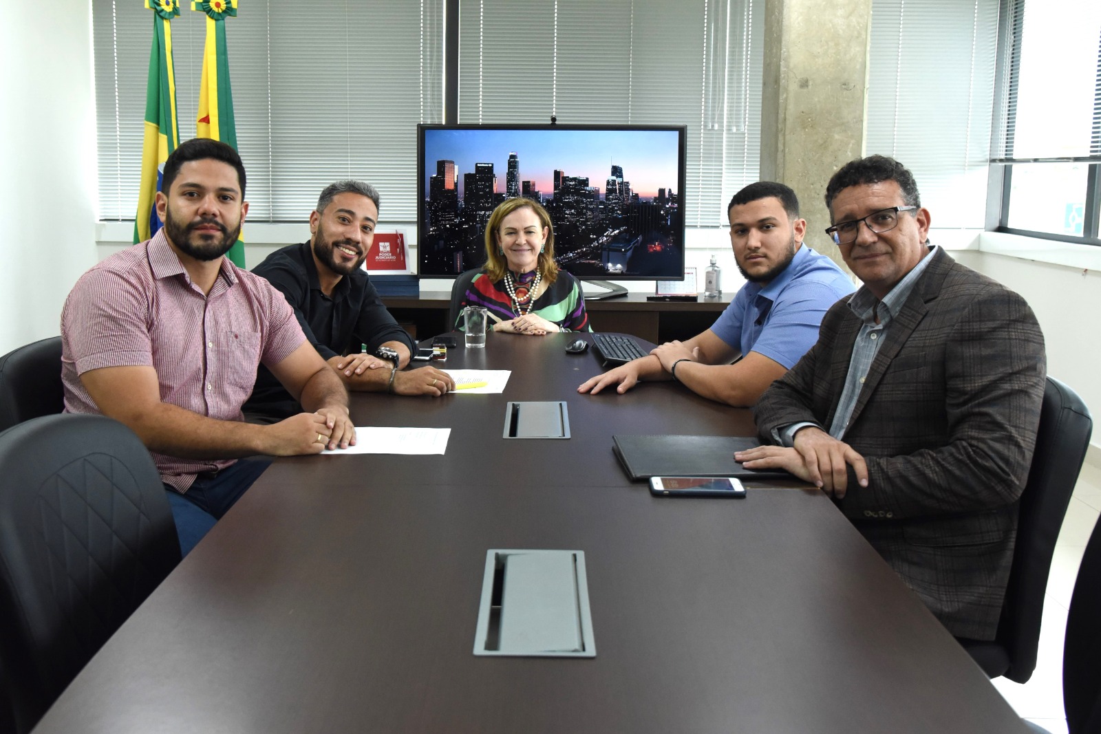 Fotografia feita no gabinete da presidência, localizado na rua Tribunal de Justiça, s/n, bairro Via Verde, em Rio Branco, Estado do Acre, onde mostra a desembargadora-presidente, Regina Ferrari, recebendo a visita dos servidores do judiciário para conversa sobre obras. Representante da empresa responsável pela reforma do Fórum da Comarca de Capixaba Nesta segunda-feira, 15, a presidente do Tribunal de Justiça do Acre, desembargadora Regina Ferrari recebeu no Gabinete Presidencial, Eros Marques, representante da empresa responsável pela reforma do Fórum da Comarca de Capixaba.