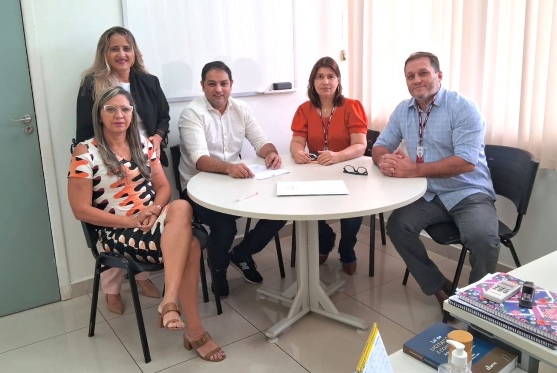 Fotografia feita na sede do Tribunal de Justiça do Acre, localizado na rua Tribunal de Justiça, s/n, bairro Via Verde, em Rio Branco, Estado do Acre, onde servidoras e servidores do judiciário participam de reunião de troca de experiências para aperfeiçoamento de gestão com as servidoras e servidores do Ministério Público do Acre. TJAC e MPAC trocam experiências para aperfeiçoamento de gestão Objetivo é apresentar os procedimentos necessários de abertura e operacionalização da Conta-Depósito Vinculada Representantes do Tribunal de Justiça do Acre (TJAC) realizaram, nesta quinta-feira, 11, reunião com servidores do Ministério Público do Acre (MPAC) com o intuito de apresentar os procedimentos necessários de abertura e operacionalização da Conta-Depósito Vinculada. A gerente de Finanças e Informação de Custos (GEINF) Núbia Nunes da Silva e a técnica judiciária Marineide Silva do Nascimento explanaram e tiraram dúvidas sobre o assunto para o diretor de Finanças do MPAC Jeú Campelo Bessa, o contador Orozino Vilas Boas Benevides, e a contadora Gabriela Gonçalves de Souza Brígido. Conta-Depósito Vinculada é um instrumento de gestão criada com o objetivo de garantir os recursos necessários para o cumprimento de algumas obrigações trabalhistas em caso de inadimplemento da empresa terceirizada contratada, conforme resoluções do Conselho Nacional de Justiça (CNJ).