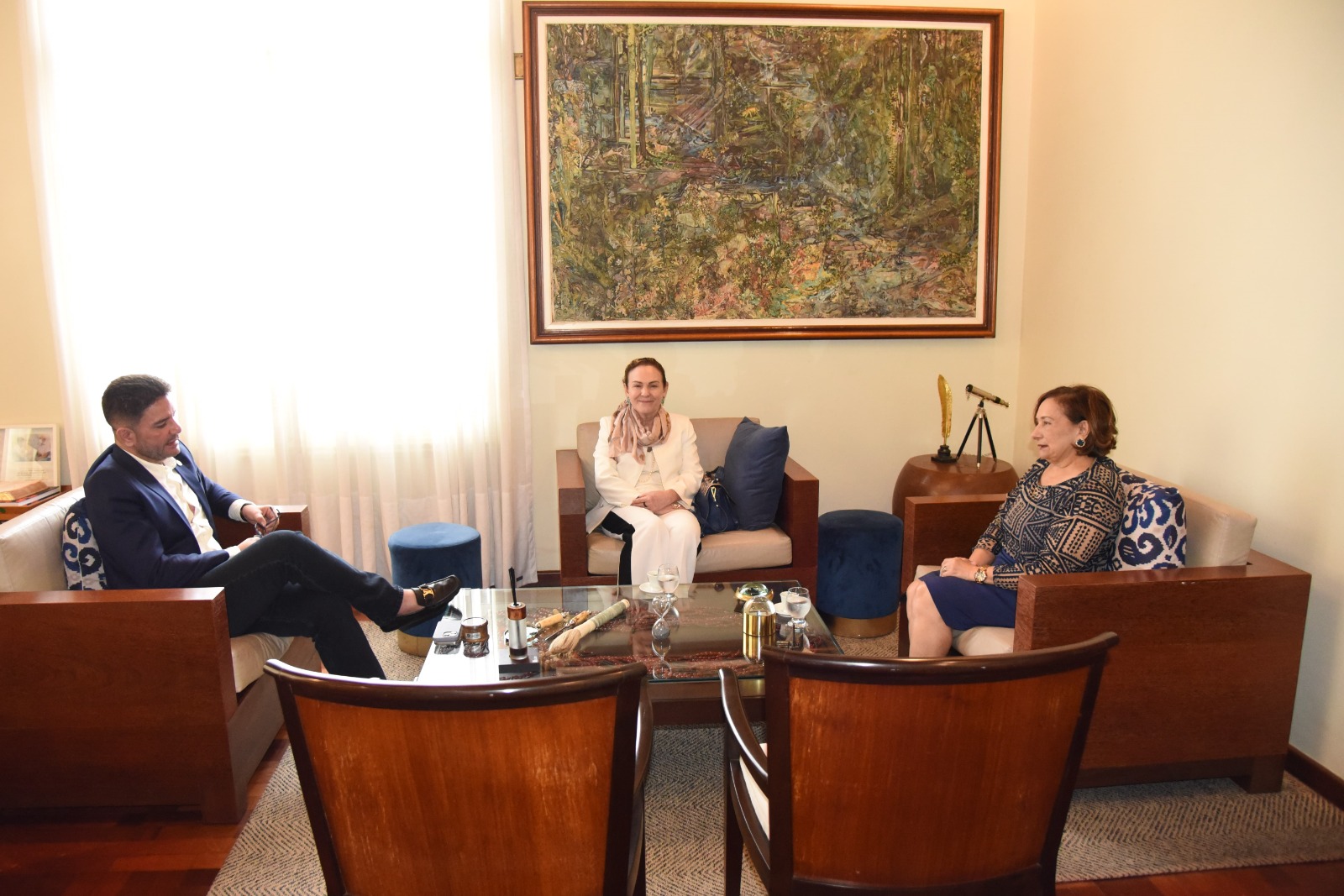 Fotografia feita no gabinete do Palácio do Governo, localizado na cidade de Rio Branco, Estado do Acre, bairro Centro onde mostra a desembargadora-presidente Regina Ferrari, a decana da Corte de Justiça acreana, desembargadora Eva Evangelista e o governador do Estado do Acre, Gladson Cameli. Desembargadoras do TJAC visitam governo do Estado do Acre Presidente do TJAC, desembargadora Regina Ferrari, e a desembargadora Eva Evangelista foram recebidas pelo governador Gladson Cameli, ampliando o canal de diálogo interinstitucional A presidente do Tribunal de Justiça do Acre (TJAC), desembargadora Regina Ferrari, juntamente com a decana da Corte de Justiça acreana, desembargadora Eva Evangelista, realizam visita de cortesia, nesta sexta-feira, 5, ao governador Gladson Cameli, no gabinete do Palácio do Governo. Com a visita objetivou-se ampliar o diálogo interinstitucional entre os poderes e debaterem as ações para o ano de 2024.