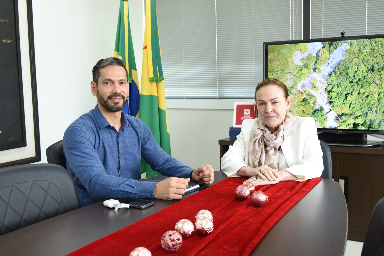 Fotografia feita no Gabinete da Presidência do Tribunal de Justiça do Estado do Acre, localizado na cidade de Rio Branco, Estado do Acre, rua Tribunal de Justiça, s/n, bairro Via Verde, onde a desembargadora-presidente, Regina Ferrari, recebeu o presidente da Associação dos Magistrados do Acre (Asmac), o juiz de Direito Gilberto Matos. Presidente da Asmac A presidente do TJAC, desembargadora Regina Ferrari recebeu, nesta sexta-feira, 5, no Gabinete, o presidente da Associação dos Magistrados do Acre (Asmac), juiz de Direito Gilberto Matos. A reunião foi para alinhar novos projetos para 2024.