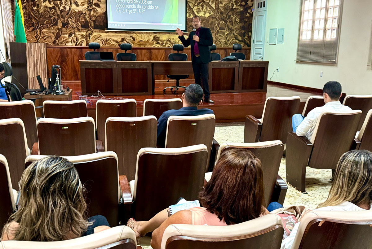 Imagem feita no auditório do Palácio da Justiça, localizado na rua Benjamin Constant, número 277, na cidade de Rio Branco, Estado do Acre, onde assessoras, assessores, magistradas, magistrados, servidoras e servidores realizando capacitação sobre oficina “Práticas no Plantão Judiciário Visando à Efetivação dos Direitos Humanos”. Esjud capacita servidoras(es) sobre “Prática no Plantão Judiciário Visando à Efetivação dos Direitos Humanos” Formação tem o objetivo de promover maior celeridade processual e a garantia de direitos dos cidadãos A Escola do Poder Judiciário do Acre (Esjud) promoveu nessa segunda-feira (19) e terça-feira (20) a oficina “Práticas no Plantão Judiciário Visando à Efetivação dos Direitos Humanos”. A atividade destinou-se a assessores(as) de magistrados(as) e servidores(as) lotados(as) nas Varas Cíveis e Criminais da Justiça Acreana. O objetivo da formação realizada no Palácio da Justiça foi levar à compreensão de que a celeridade processual não está relacionada somente ao alcance de resultados, mas também à garantia de direitos dos cidadãos. Diretor da Esjud, o desembargador Elcio Mendes decidiu pelo formato híbrido, para que se pudesse alcançar as comarcas do interior, via transmissão no Google Meet. A oficina O desembargador Elcio Mendes fez questão de participar do segundo dia de atividades, por videoconferência, nessa terça-feira (20). Ao dar as boas-vindas aos participantes, ressaltou que a pretensão da Escola é estar cada vez mais próxima das(os) magistradas(os) e servidoras(es), contribuindo para que alcancem maior nível de profissionalização. O diretor assinalou que o Órgão de Ensino tem expandido a sua atuação, expedindo 77 editais nos dois primeiros meses deste ano, nas mais diversas áreas do conhecimento, o que supera todo o volume de 2023. Outro dado que demonstra o alcance é que em único dia aproximadamente 8% do corpo funcional do Judiciário Estadual foi alcançado duas ações educacionais da Esjud. Elcio Mendes convidou os cursistas a acessarem o site da Esjud (https://esjud.tjac.jus.br/) e aproveitarem a oferta de capacitações, com mais de 6 mil vagas, muitas delas inéditas. E anunciou uma nova etapa do “Programa Saber sem Fronteiras”, que dará ênfase à área de saúde e bem-estar, na confirmação de um dos pilares da atual Administração da Escola, que é o acolhimento e o cuidado com os profissionais da Justiça. A capacitação foi ministrada pelo juiz de Direito Cloves Ferreira, formador do Órgão de Ensino, titular da 4ª Vara Criminal da Comarca de Rio Branco e doutorando em Direito pela Universidade de Fortaleza. O magistrado é mestre em Direito pela Universidade Federal de Santa Catarina (UFSC) e criador e apresentador do programa de rádio “Audiência Pública”, no ar há mais de 20 anos. O magistrado agradeceu pela oportunidade, enalteceu o trabalho desenvolvido pela Escola, e também destacou a proposta da capacitação. “Que as(os) servidoras(es) possam identificar as situações em que estão havendo dificuldades, problemas, dúvidas sobre procedimentos, de modo que possamos padronizar um fluxo de trabalho, alcançando-se maior agilidade processual”, disse. Cloves Ferreira exemplificou a Audiência de Custódia, defendendo que, ao sair uma decisão judicial com a soltura ou com a prisão, os dados devem ser inseridos o quanto antes no sistema, e o processo tenha seu encaminhamento à unidade judiciária correspondente para adoção das providências cabíveis. “Precisamos estar atentos para que isso seja feito o mais rapidamente possível, evitando-se assim atraso no processo, dados incorretos ou incompletos no sistema, principalmente de réus presos”, completou. Com carga horária de 6 h/a, também foram abordadas as medidas protetivas, algumas demandas de natureza cível, sempre com metodologia expositiva e dialogada, e abertura para tira-dúvidas. Titular da 2ª Vara de Proteção à Mulher de Rio Branco, a juíza de Direito Louise Kristina também contribui com a formação. A magistrada abordou a forma específica e ‘delicada’ de análise das demandas que são recebidas no plantão envolvendo a temática da violência doméstica, as quais exigem um olhar mais atento, humano e urgente. “Foi uma verdadeira troca de informações e experiências entre unidades da capital e do interior, o que permitiu o alinhamento e uniformização de diversos procedimentos comuns aos plantões judiciários”, analisou Igor Magalhães, analista judiciário na 3ª Vara Criminal, que também colaborou com a realização da oficina. “O curso está de excelência, pois conseguimos absorver muitas informações e dividir nossos conhecimentos com os demais colegas”, avaliou a servidora Grazielle Oltramário, diretora de Secretaria da 2ª Vara de Proteção à Mulher. GAR A oficina está em consonância com os normativos que fixam indicadores para a concessão da Gratificação por Alcance de Resultados (GAR), ou seja, valem à soma da pontuação necessária para recebimento do benefício.